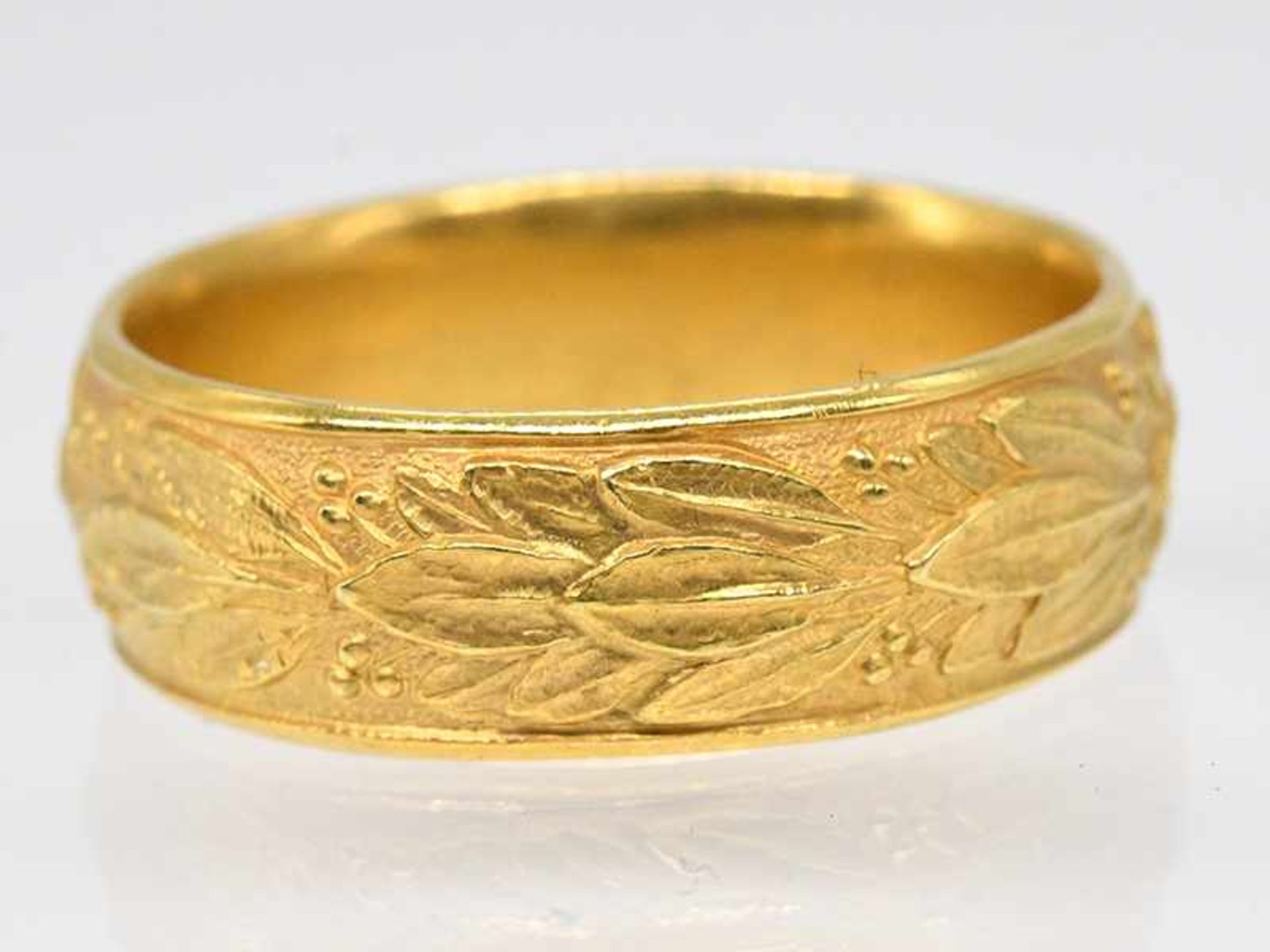 Breiter, massiver Ring mit zisiliertem Dekor, Goldschmiedearbeit, 20. Jh. - Bild 2 aus 2