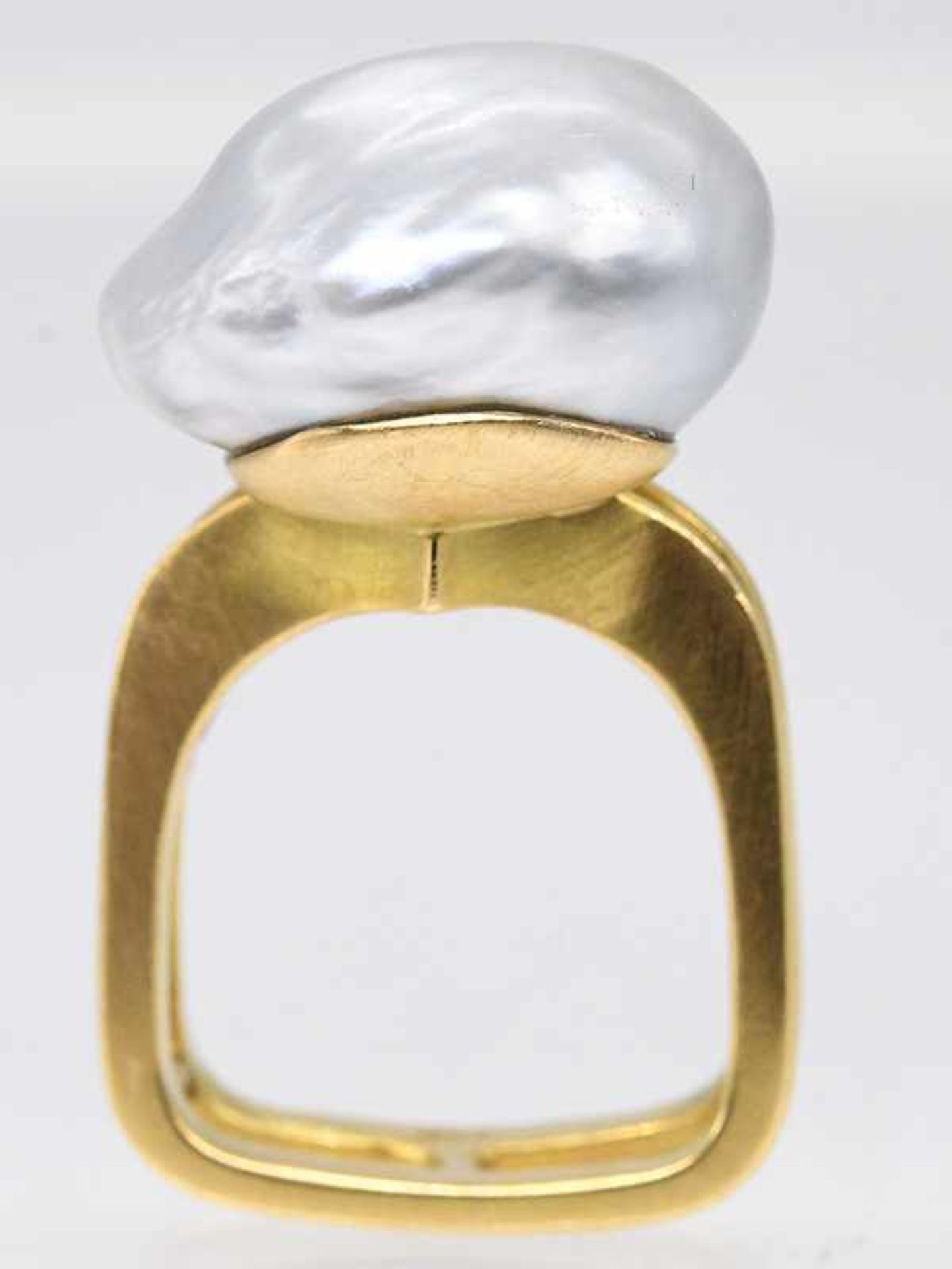 Massiver Ring mit Barockperle und Brillant ca. 0,2 ct, Goldschmiedearbeit von Ingo Rieck, 21. Jh. - Image 6 of 7