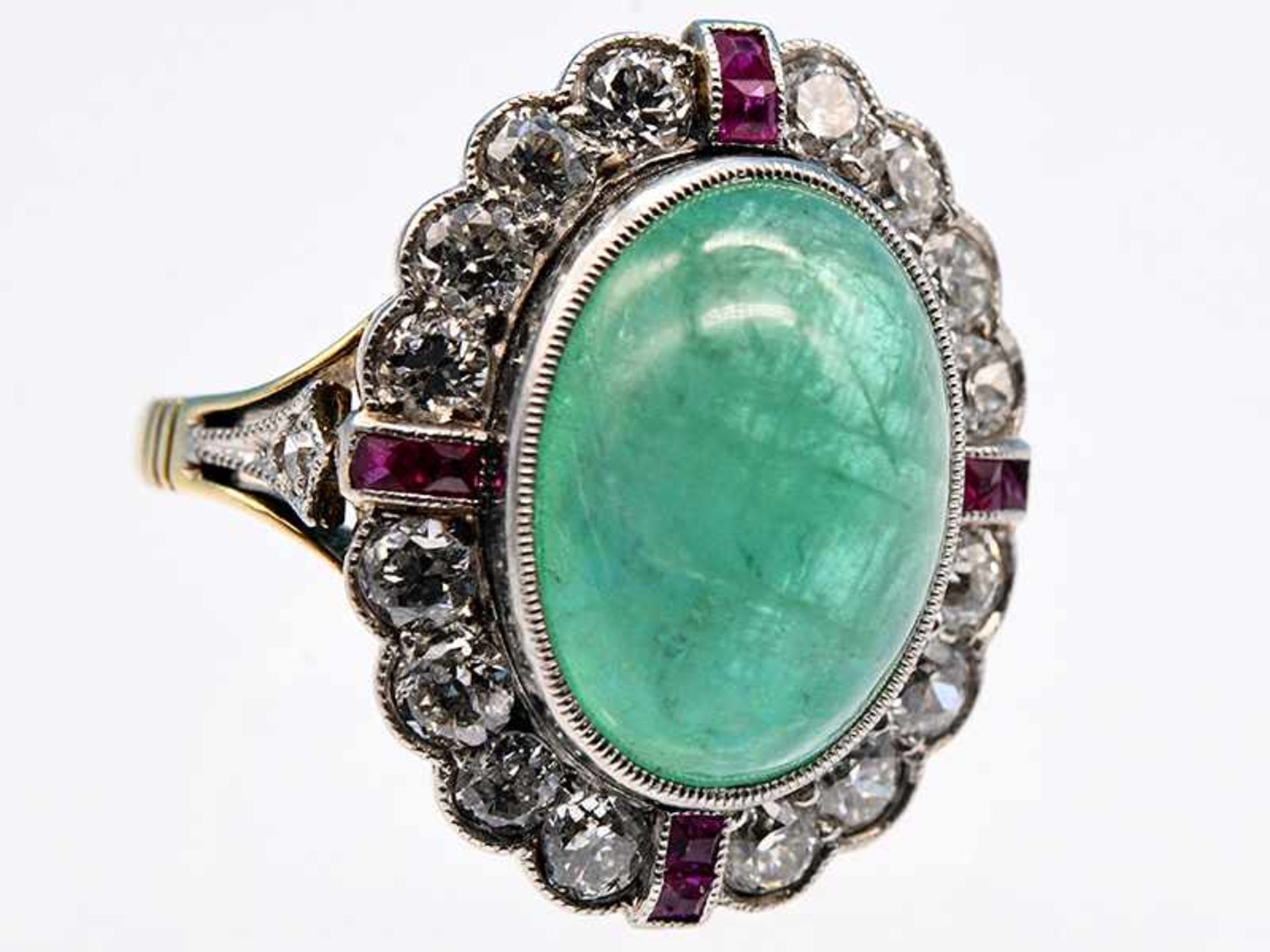 Ring mit Smaragd-Cabochon, 8 kleinen Rubin-Carrees und 18 Altschliff-Diamanten, zusammen ca.0,9