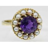 Ring mit Amethyst und 12 kleinen Akoya-Perlen, 60-er Jahre.