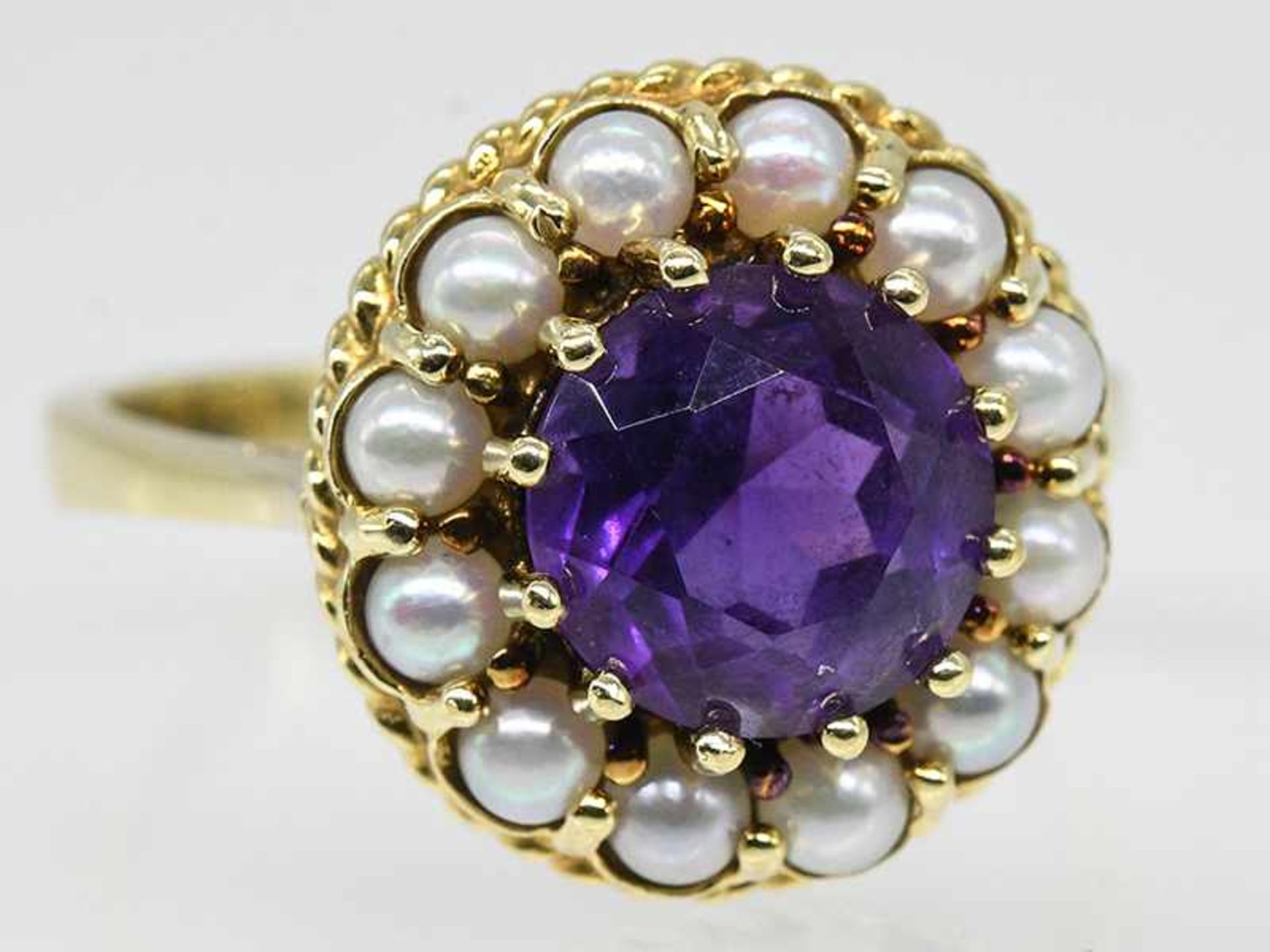 Ring mit Amethyst und 12 kleinen Akoya-Perlen, 60-er Jahre.