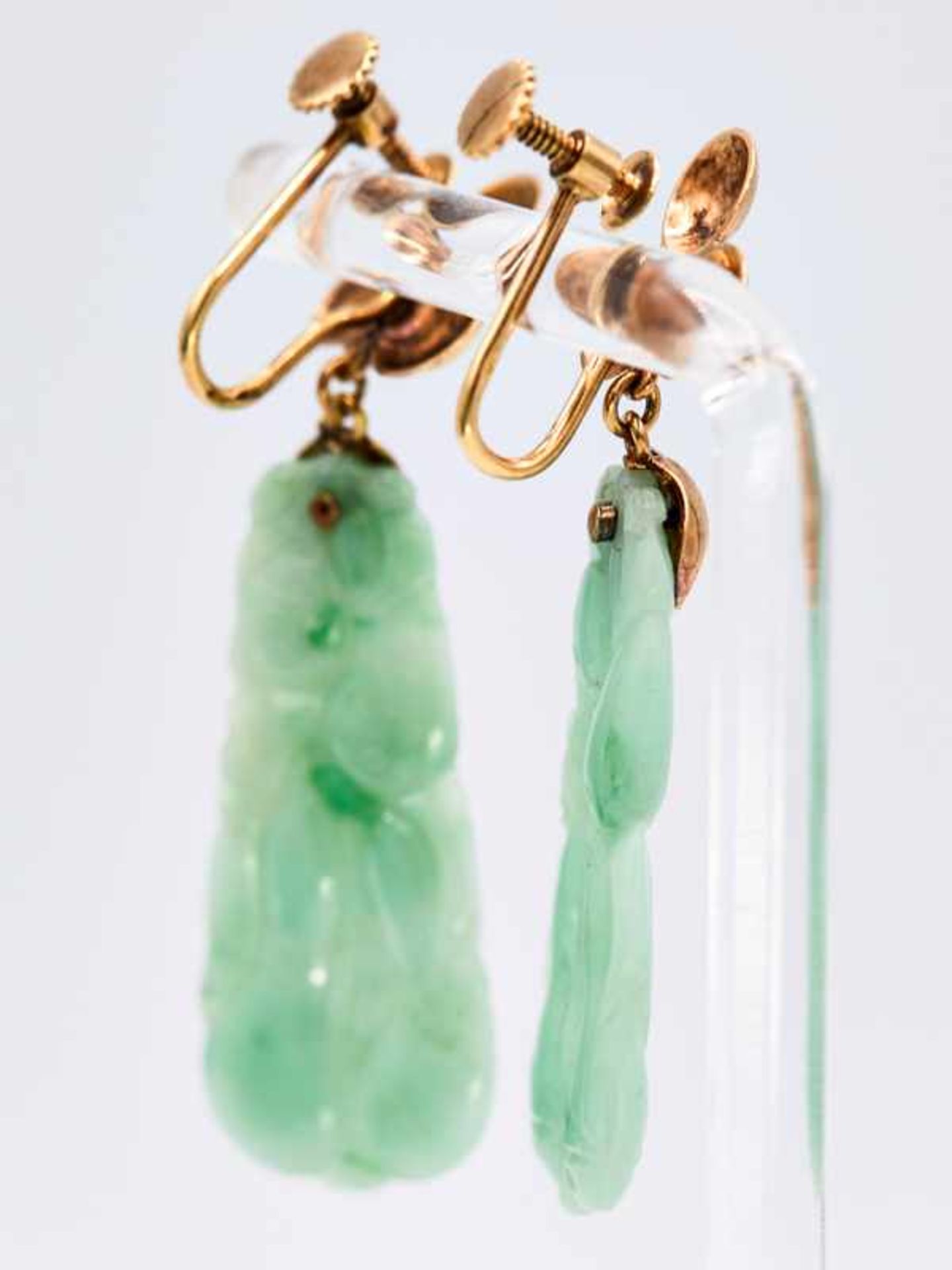 Paar Ohrgehänge mit geschnitzter Jade, 50- er Jahre. < - Bild 2 aus 2