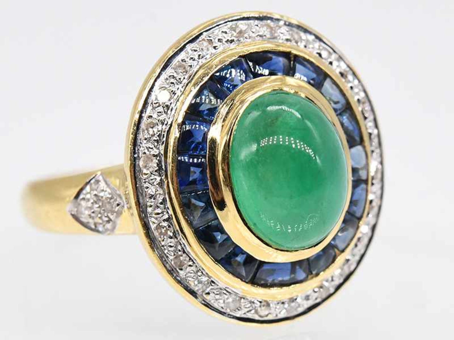 Hochwertiger Ring mit Smaragd-Cabochon, Saphir-Carreés und Achtkant-Diamanten, zusammen ca. 0,2 - Bild 6 aus 6