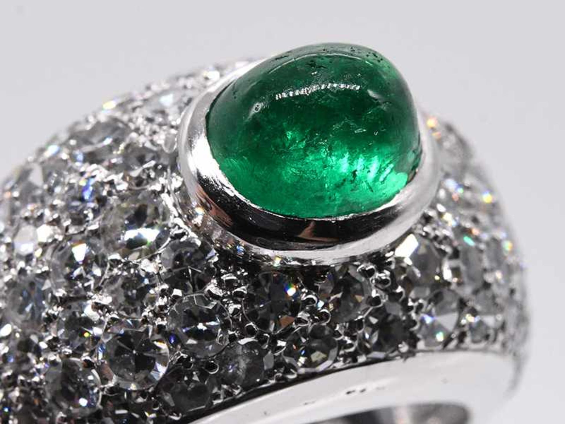 Bandring mit Smaragd-Cabochon ca. 1,5 ct und Achtkant-Diamanten, zusammen ca. 2 ct, 80-er Jahre. - Bild 4 aus 8