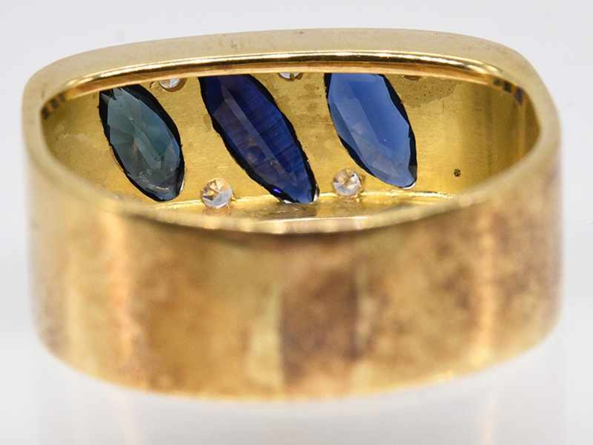 Ring mit 3 Saphir-Navettes und 6 kleinen Achtkant-Diamanten, 90-er Jahre. - Bild 3 aus 5