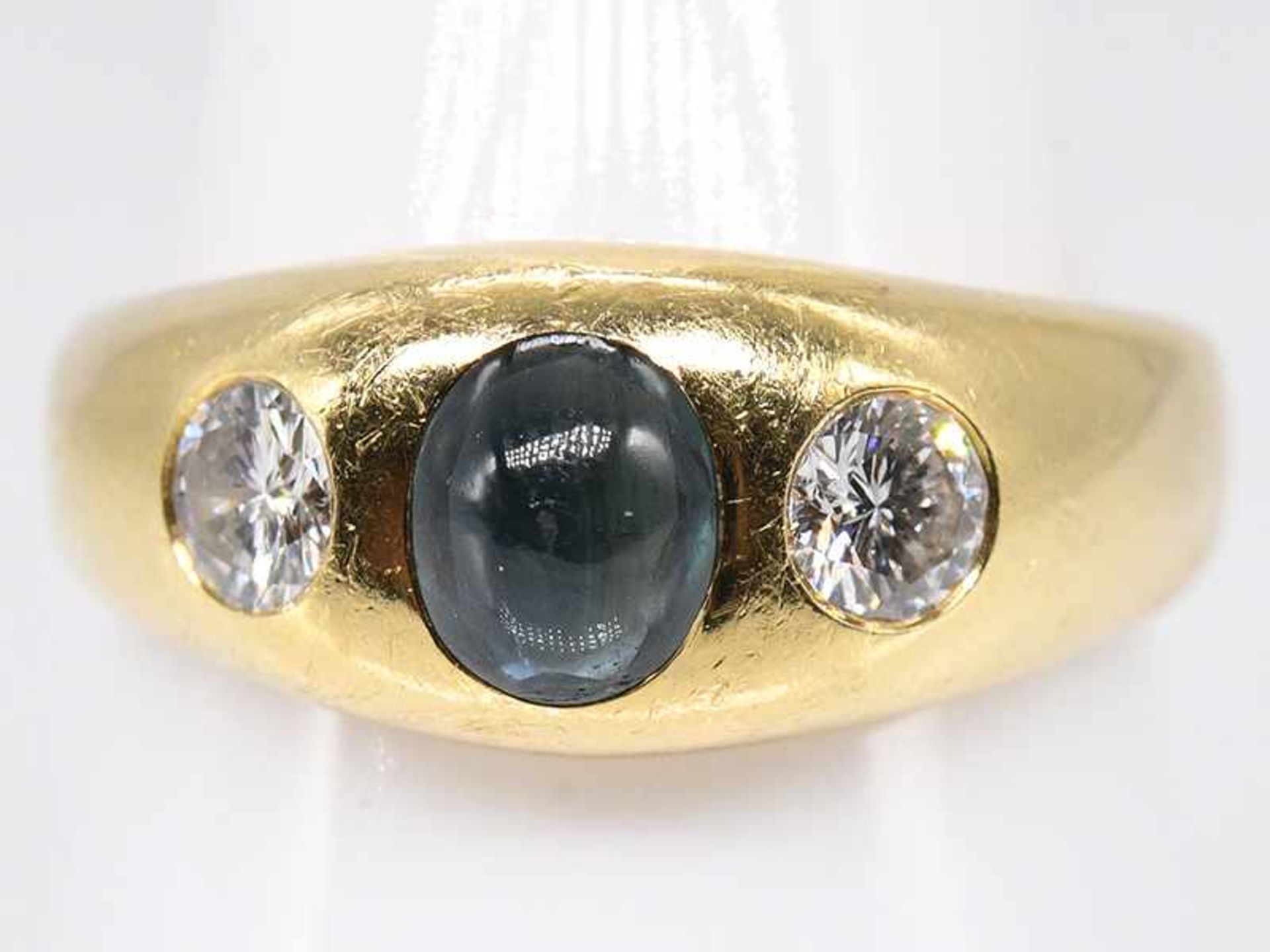 Bandring mit Saphir-Cabochon und 2 Brillanten, zusammen ca. 0,65 ct, 80-er Jahre.