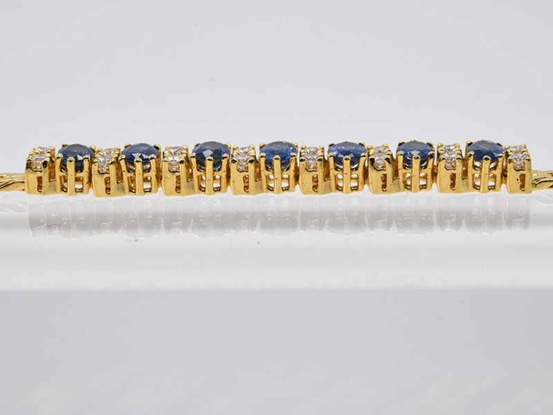 Armband mit 7 hochfeinen Saphiren, zusammen ca. 4,5 ct und 16 Brillanten, zusammen ca. 0,96 ct, - Bild 5 aus 5