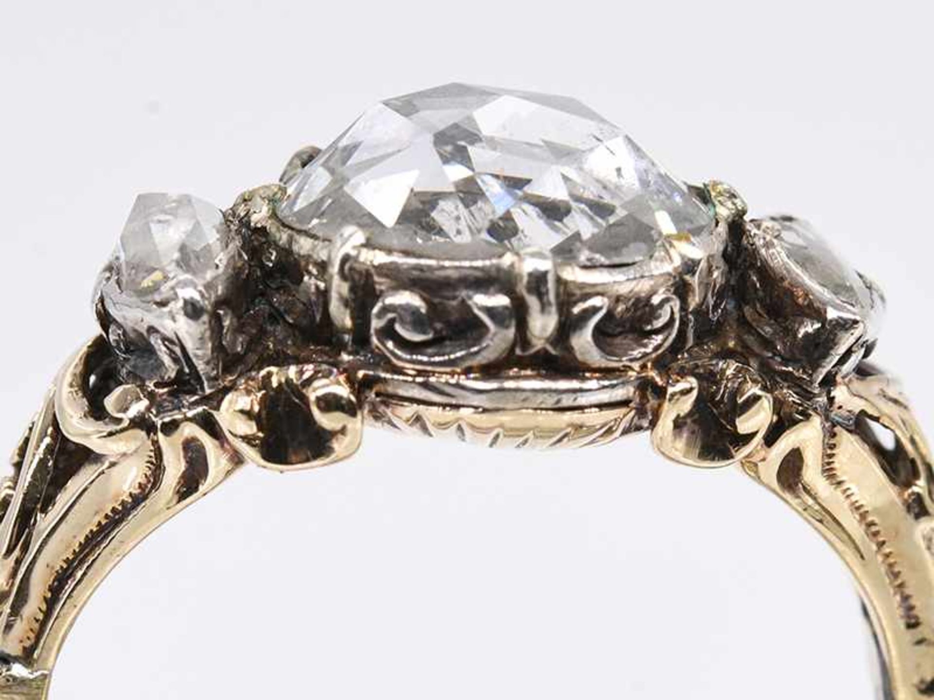 Antiker Ring mit Diamantrose ca. 1,8 und 2 Diamant-Navettes, zusammen ca. 0,2 ct, um 1800. - Bild 2 aus 5