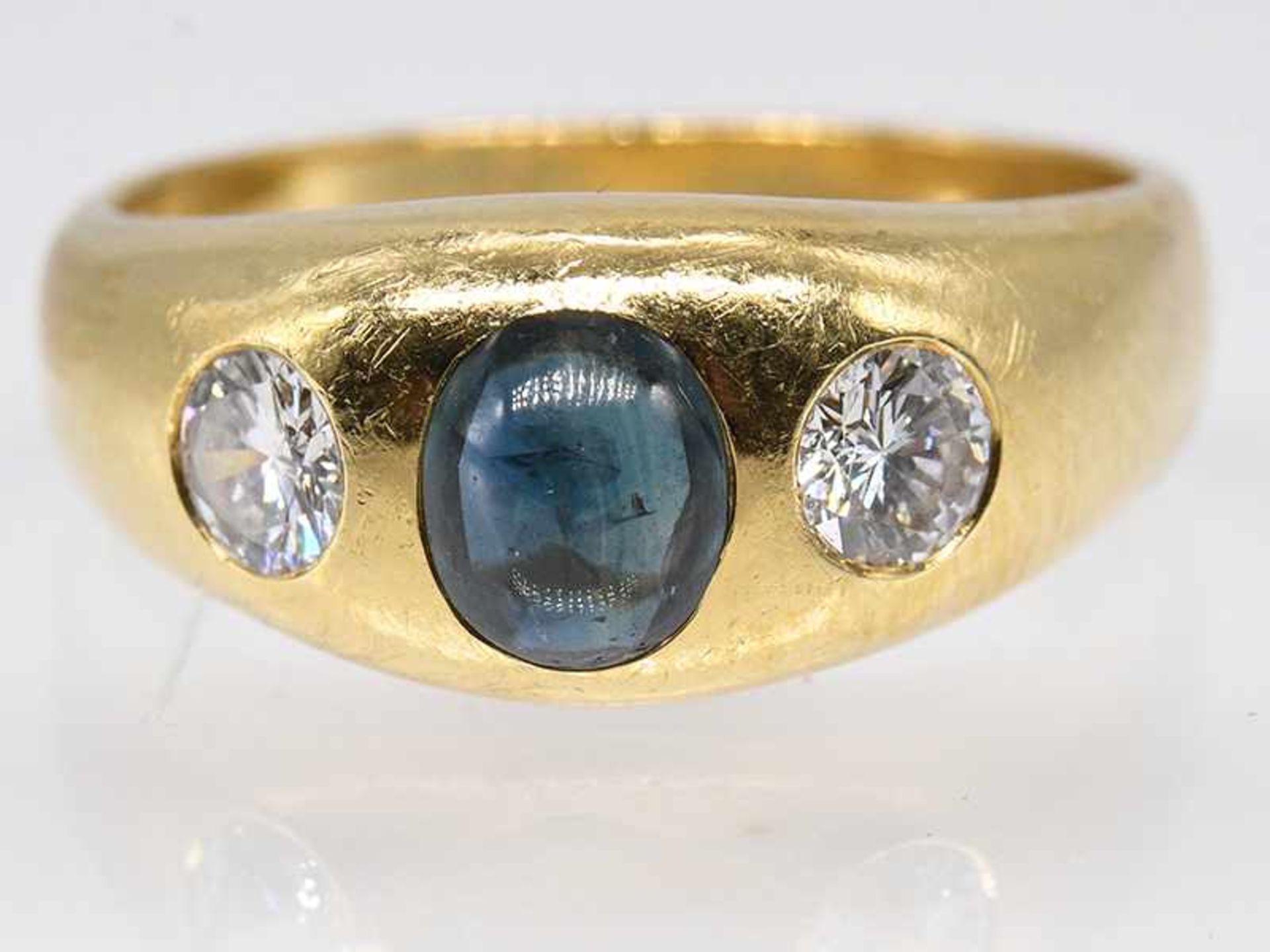 Bandring mit Saphir-Cabochon und 2 Brillanten, zusammen ca. 0,65 ct, 80-er Jahre. - Bild 5 aus 5