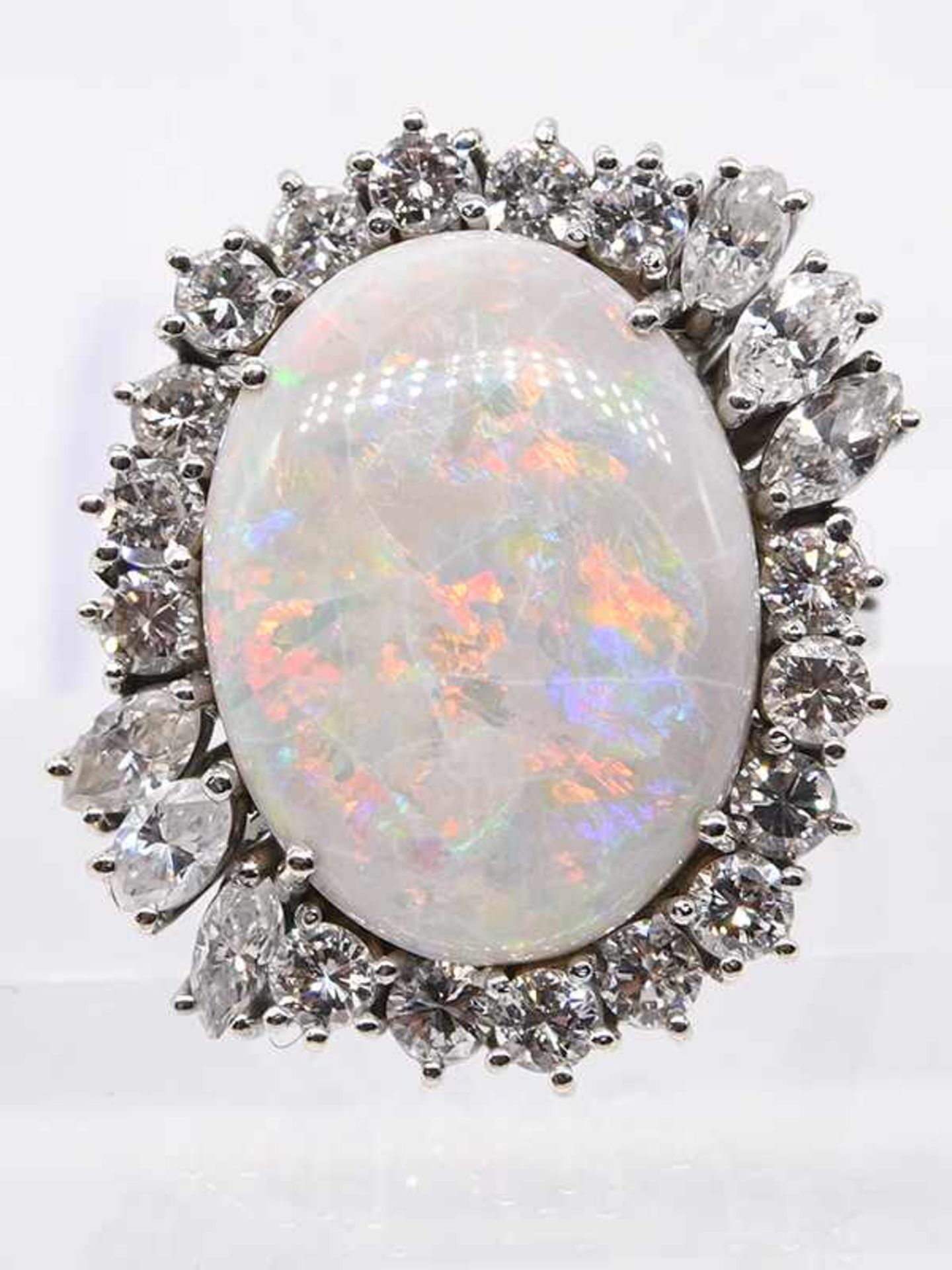 Ring und Brosche mit feinen Opal-Cabochons und Brillanten / Diamanten-Navettes, zusammen ca. 4,5 ct, - Bild 3 aus 6