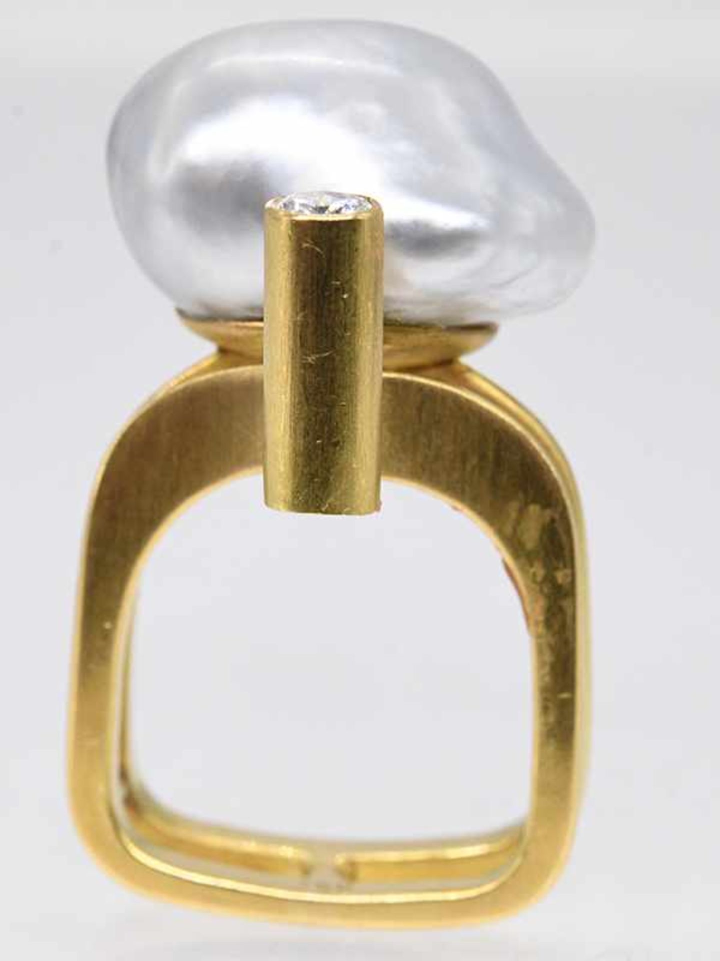 Massiver Ring mit Barockperle und Brillant ca. 0,2 ct, Goldschmiedearbeit von Ingo Rieck, 21. Jh. - Image 4 of 7