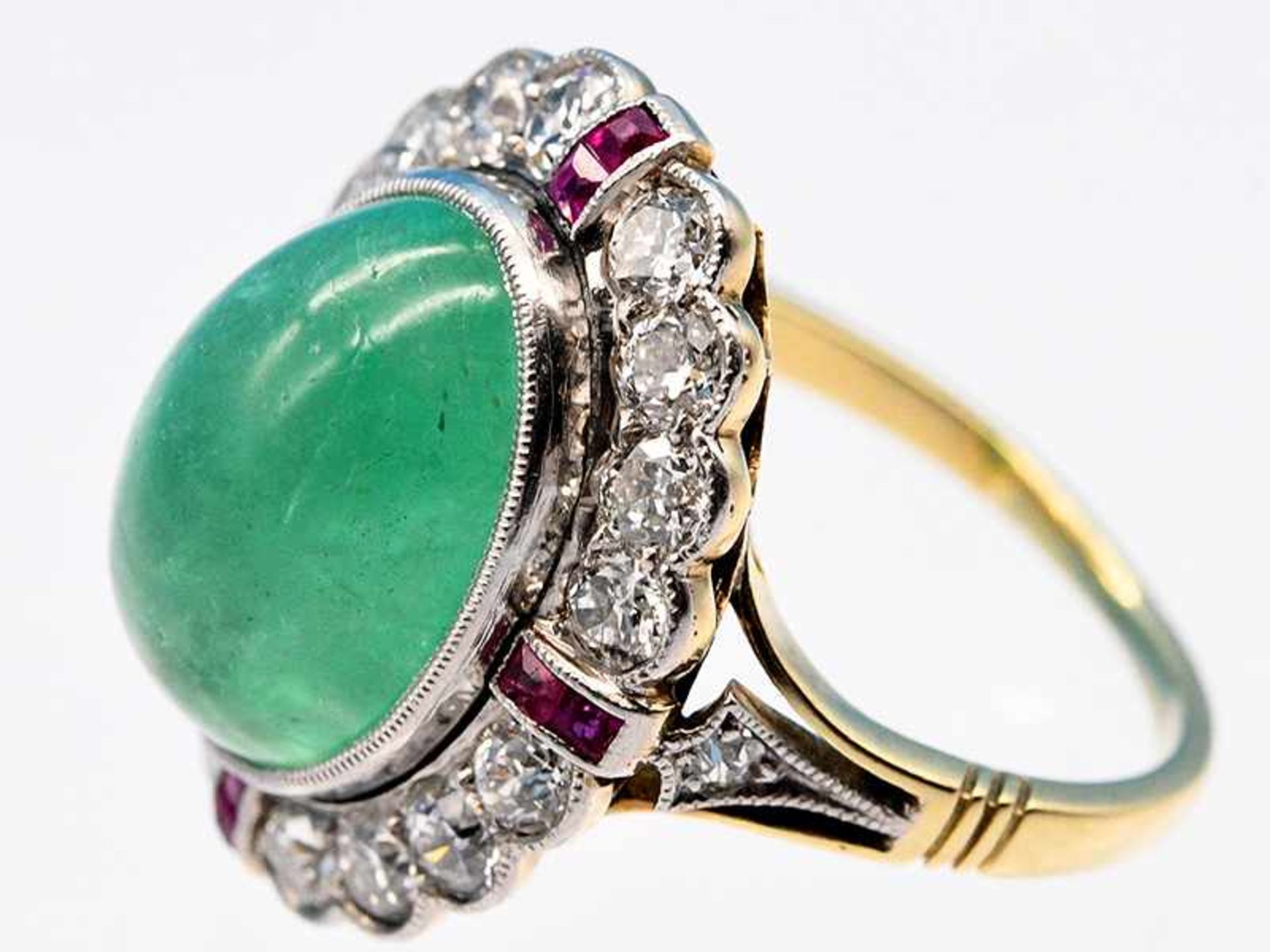 Ring mit Smaragd-Cabochon, 8 kleinen Rubin-Carrees und 18 Altschliff-Diamanten, zusammen ca.0,9 - Image 3 of 5
