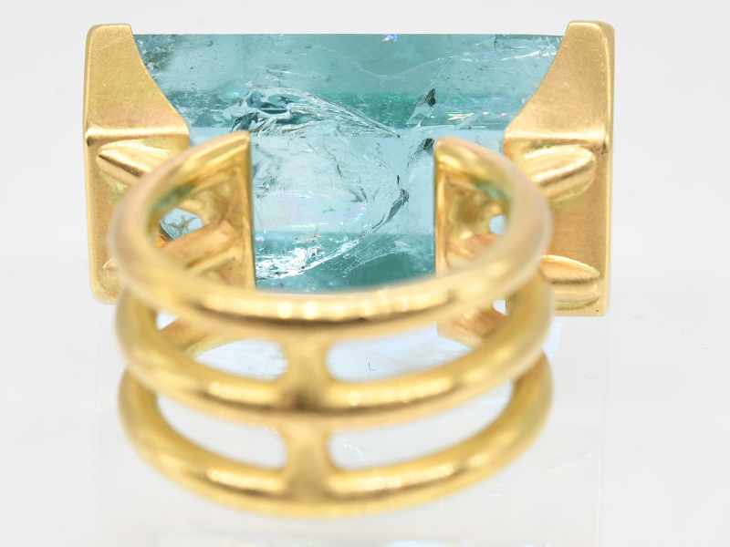 Massiver Ring mit Aquamarin, moderne Goldschmiedearbeit von Ingo Rieck, 20. Jh. - Image 4 of 5