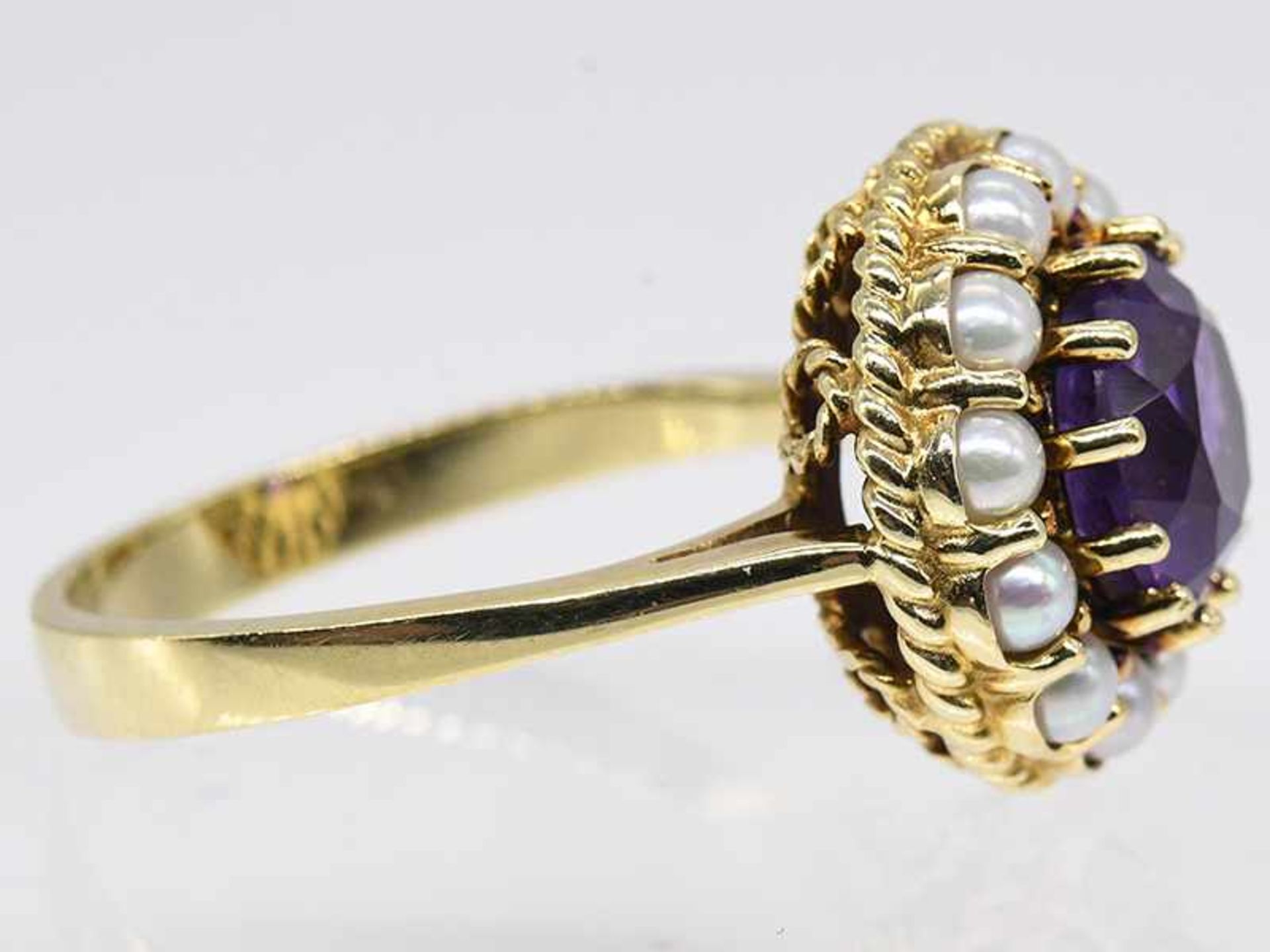 Ring mit Amethyst und 12 kleinen Akoya-Perlen, 60-er Jahre. - Bild 2 aus 3