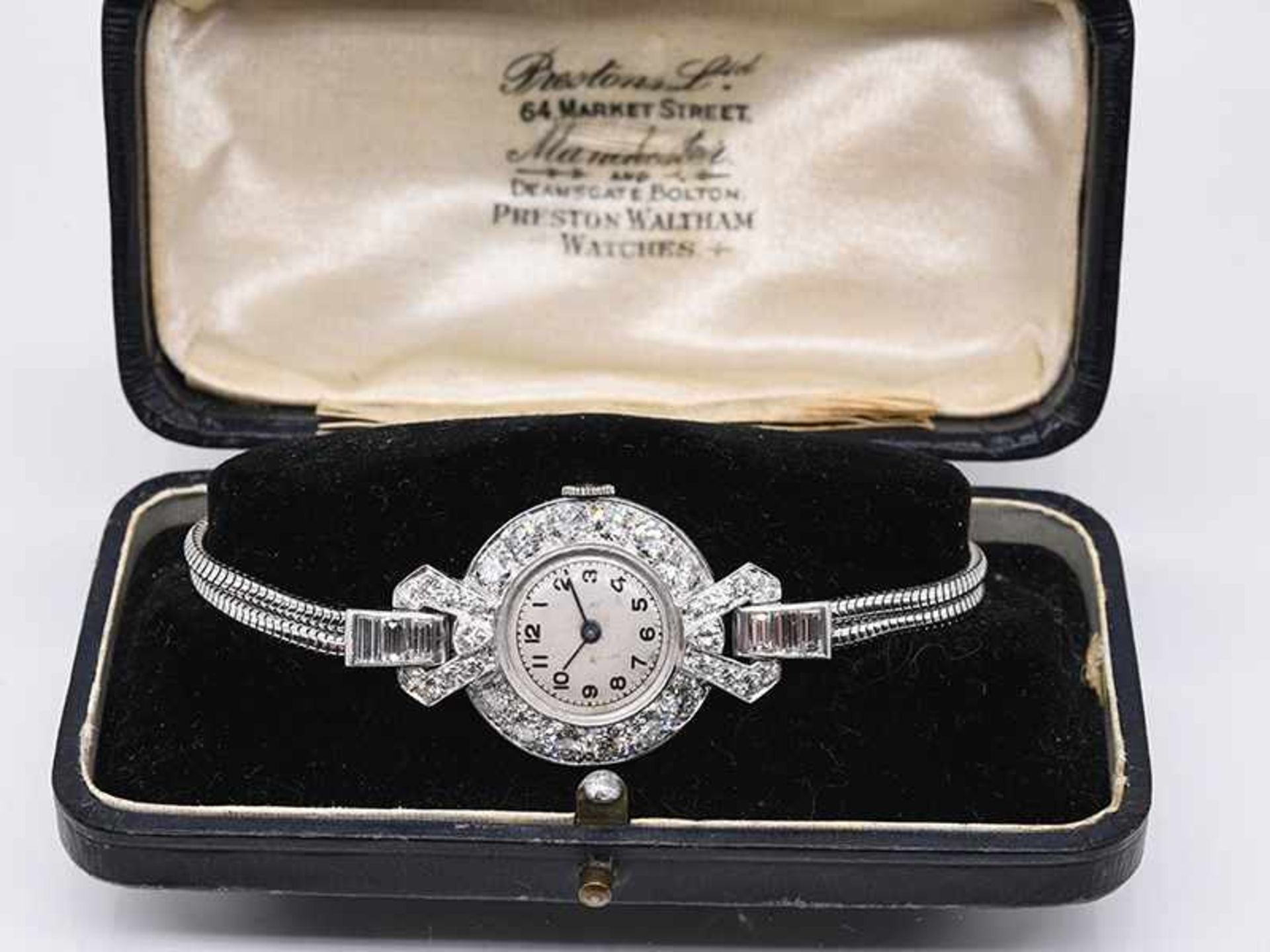 Damenarmbanduhr mit Diamanten, zusammen ca. 3,8 ct, Art Deco. - Image 2 of 5