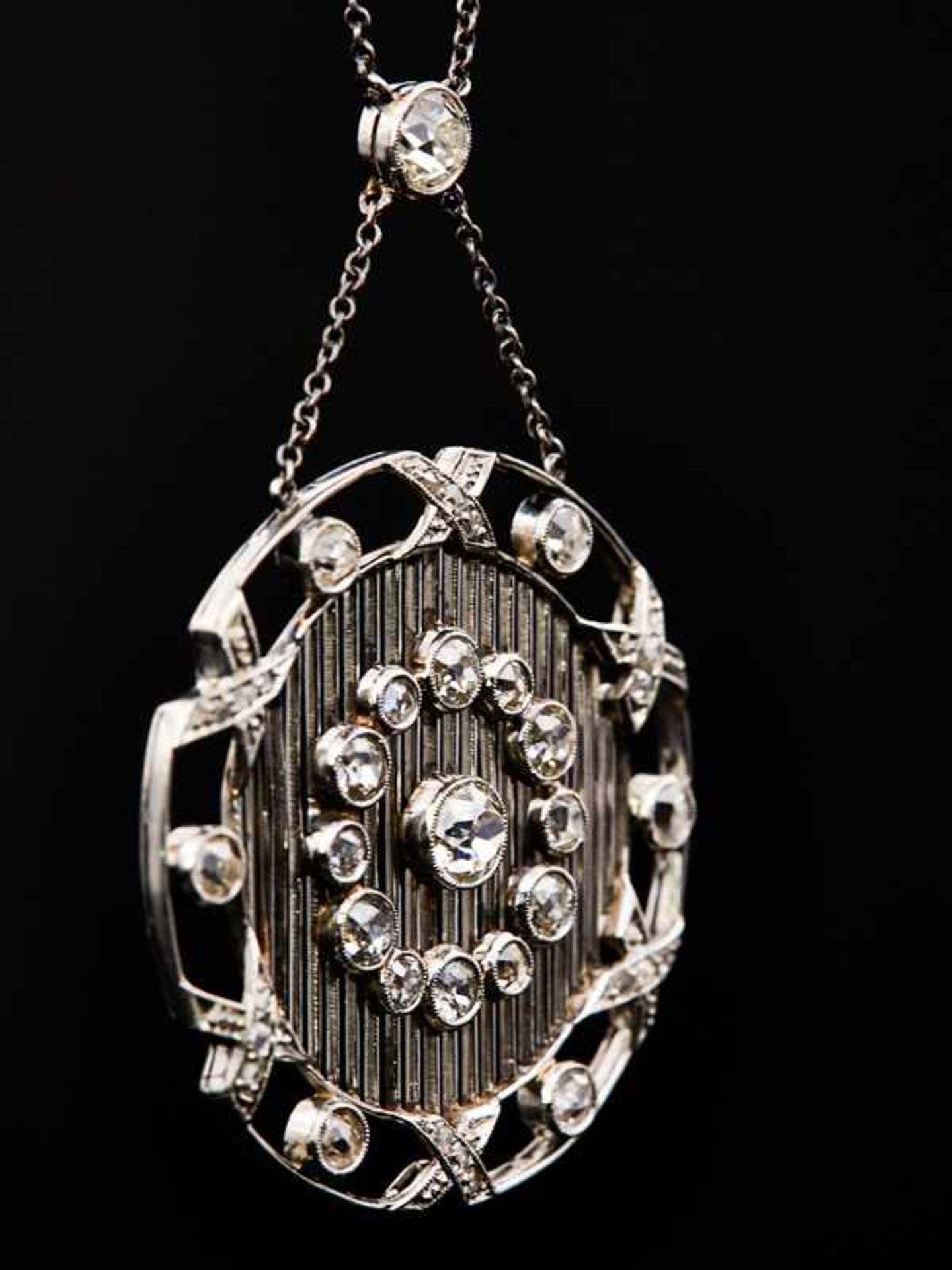 Collier mit 19 Altschliff-Diamanten, zusammen ca. 1,75 ct, Art Deco. - Image 2 of 3