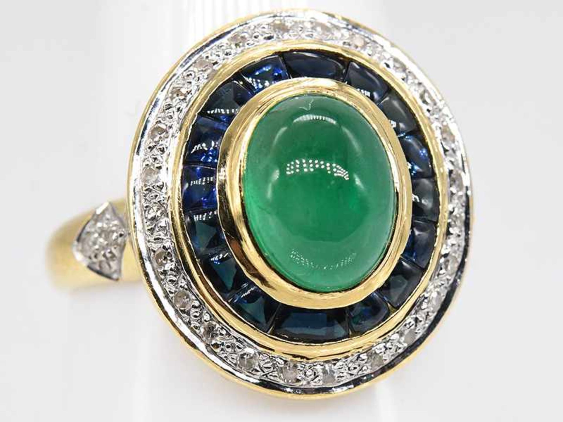 Hochwertiger Ring mit Smaragd-Cabochon, Saphir-Carreés und Achtkant-Diamanten, zusammen ca. 0,2