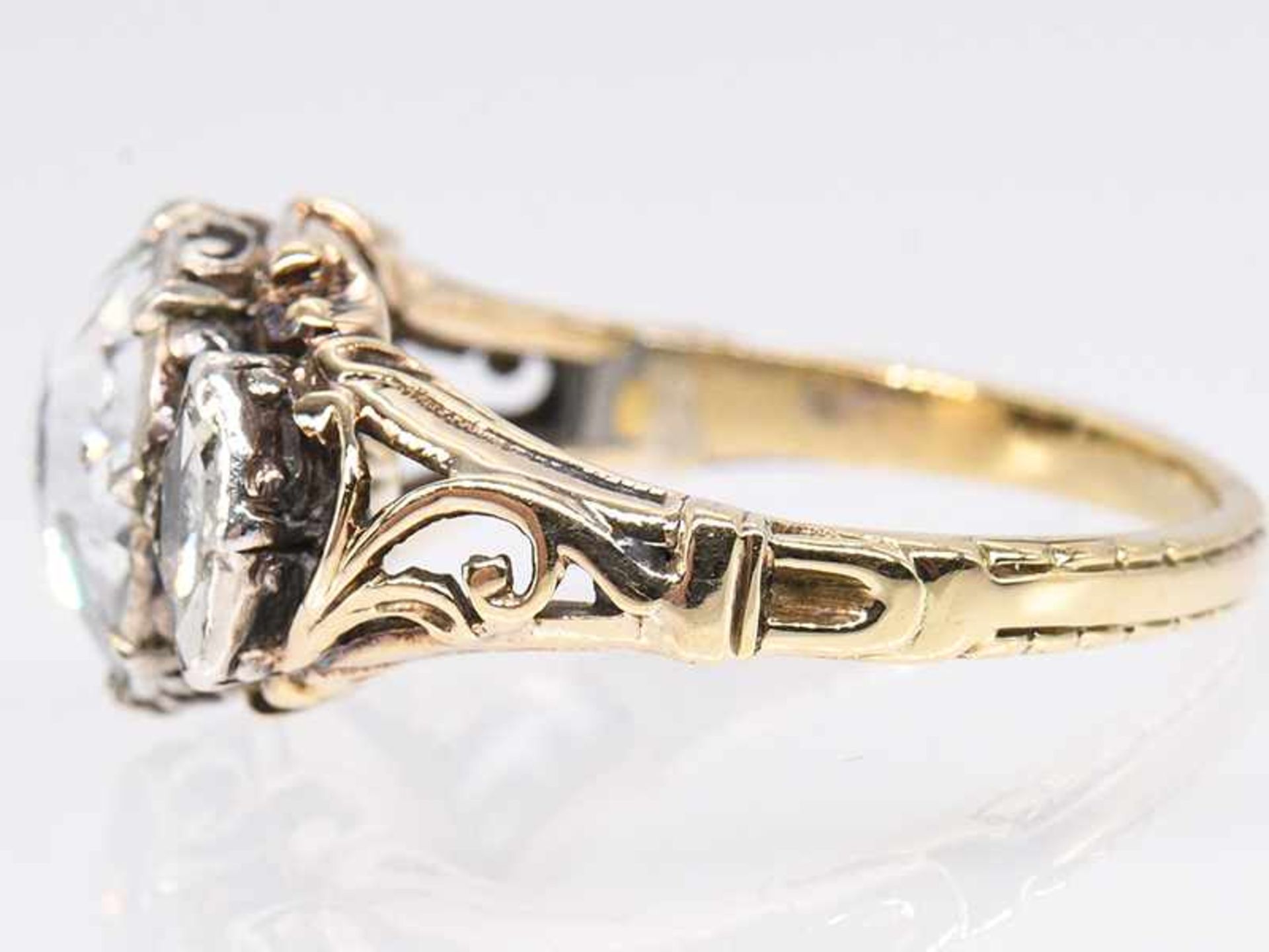 Antiker Ring mit Diamantrose ca. 1,8 und 2 Diamant-Navettes, zusammen ca. 0,2 ct, um 1800. - Bild 4 aus 5