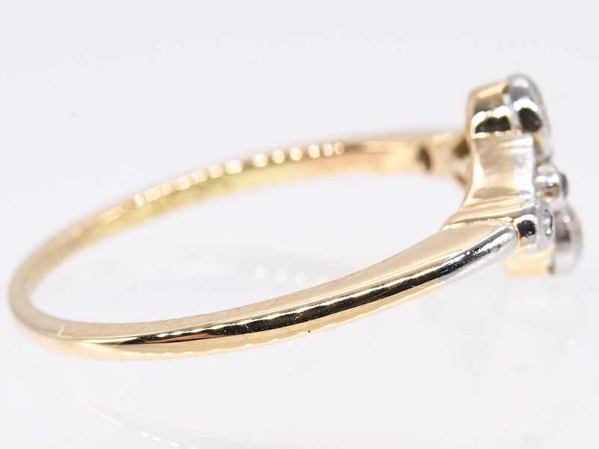 Ring mit kleinen Altschliff-Diamanten, zusammen ca. 0,2 ct, Jugendstil. - Bild 2 aus 3
