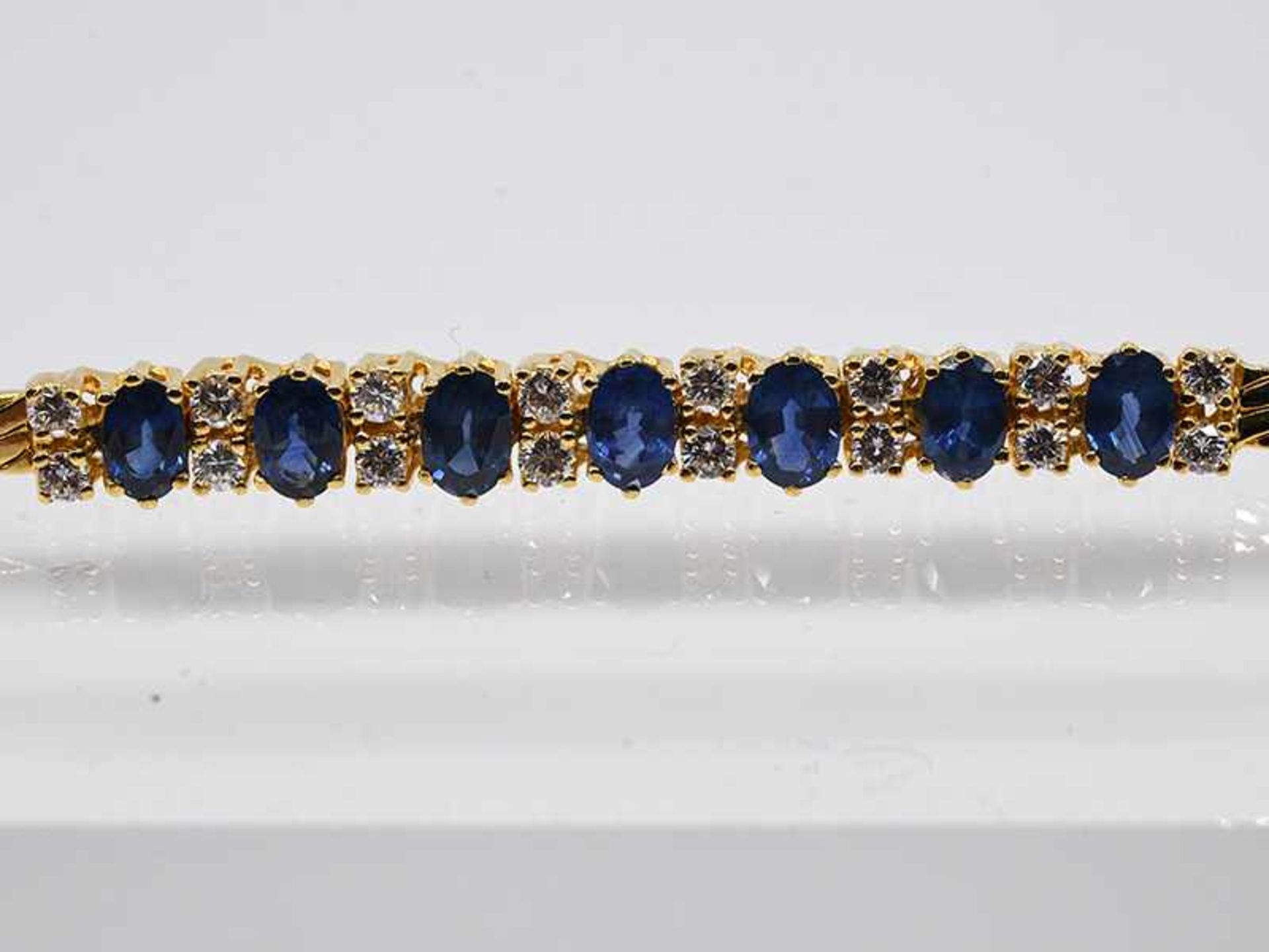 Armband mit 7 hochfeinen Saphiren, zusammen ca. 4,5 ct und 16 Brillanten, zusammen ca. 0,96 ct, - Bild 2 aus 5