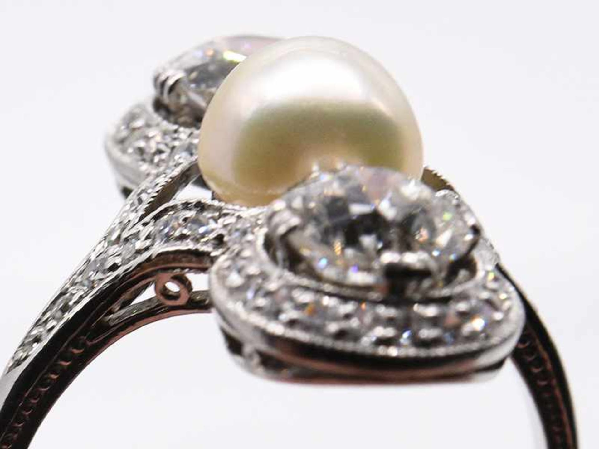 Ring mit Orientperle und 2 Altschliff-Diamanten, zusammen ca. 1,60 ct, um 1910. - Bild 4 aus 5