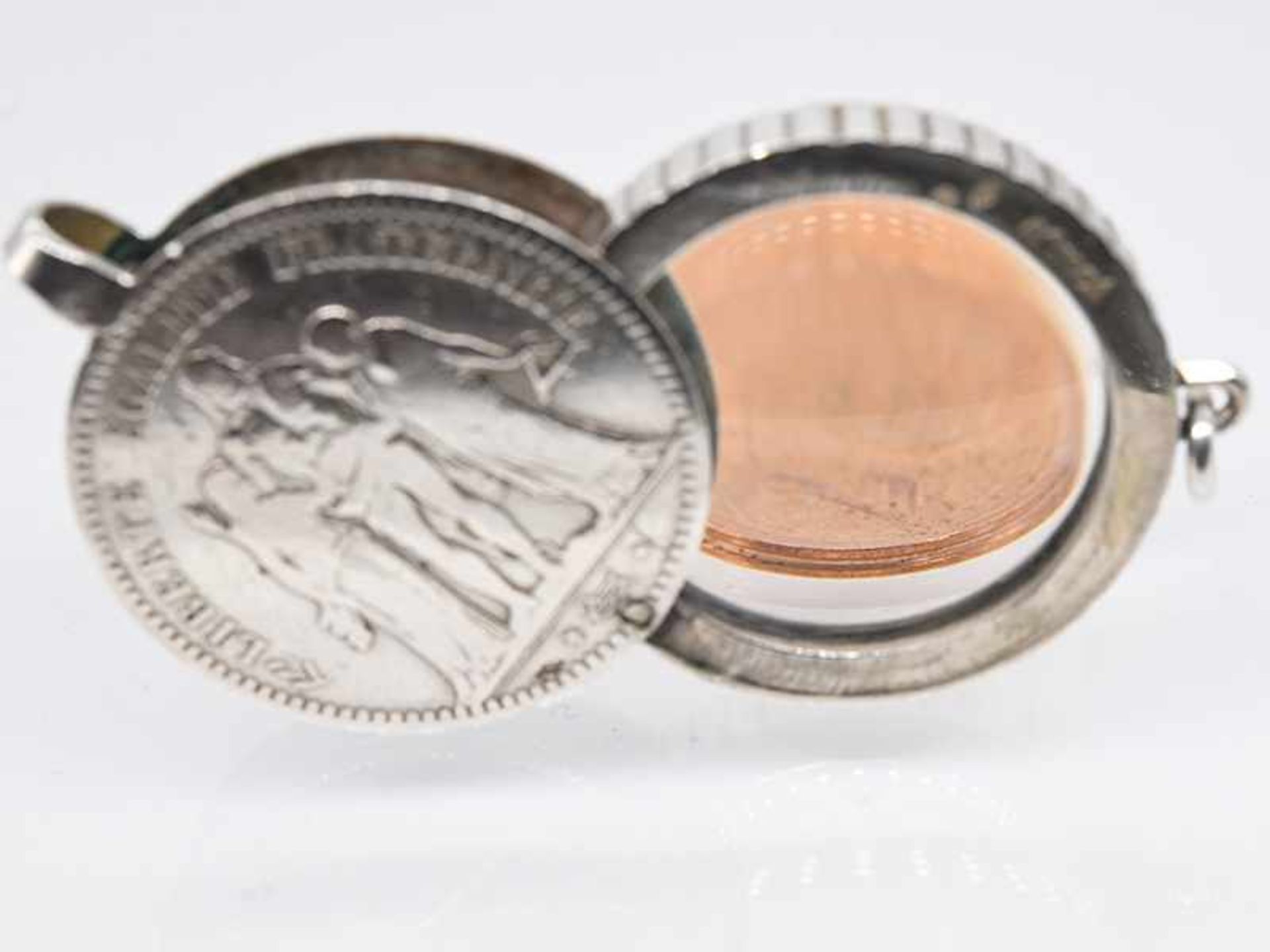 Lupenanhänger aus einer 5 Franc-Münze von 1874. <b - Image 8 of 8