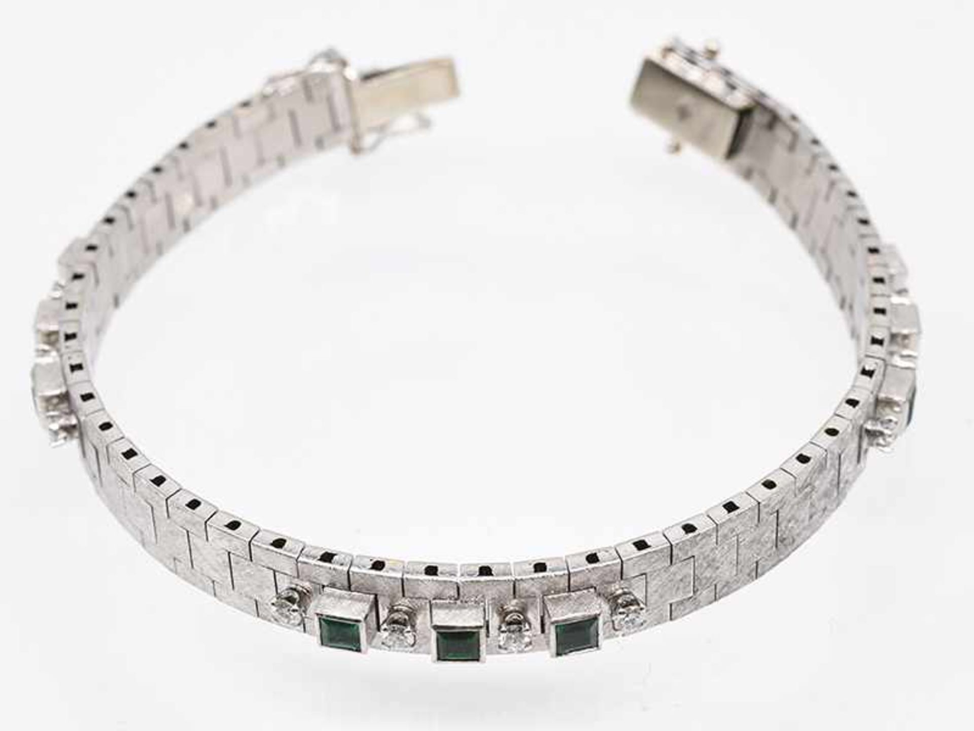 Armband mit 9 Smaragdcarrés ca. 2 ct und 12 Brillanten, zusammen ca. 0,6 ct, 70-er Jahre. < - Bild 2 aus 5