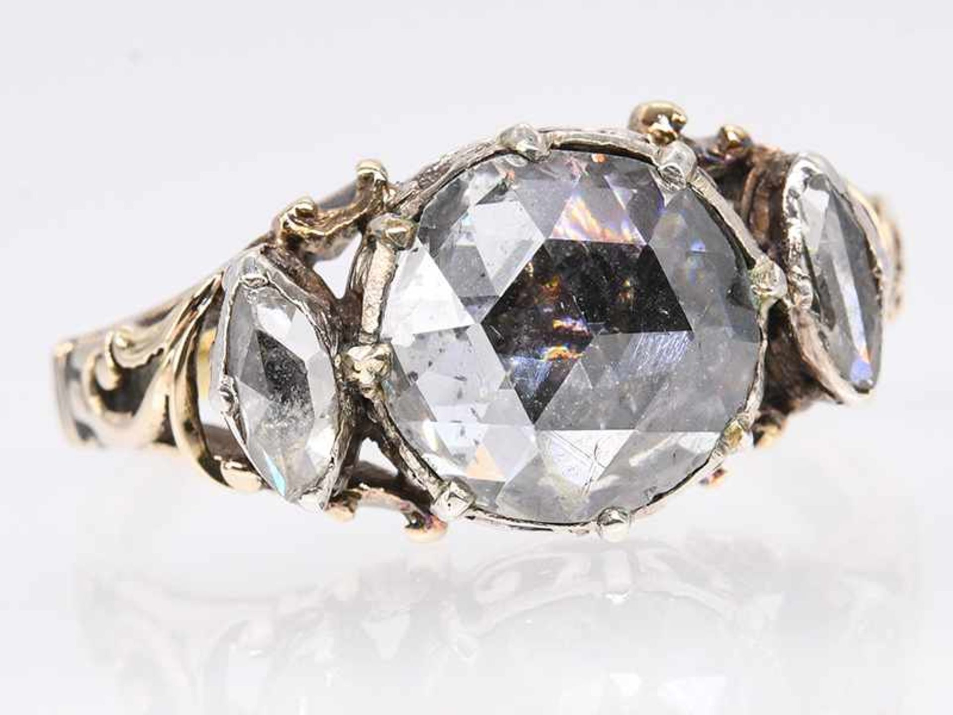 Antiker Ring mit Diamantrose ca. 1,8 und 2 Diamant-Navettes, zusammen ca. 0,2 ct, um 1800.