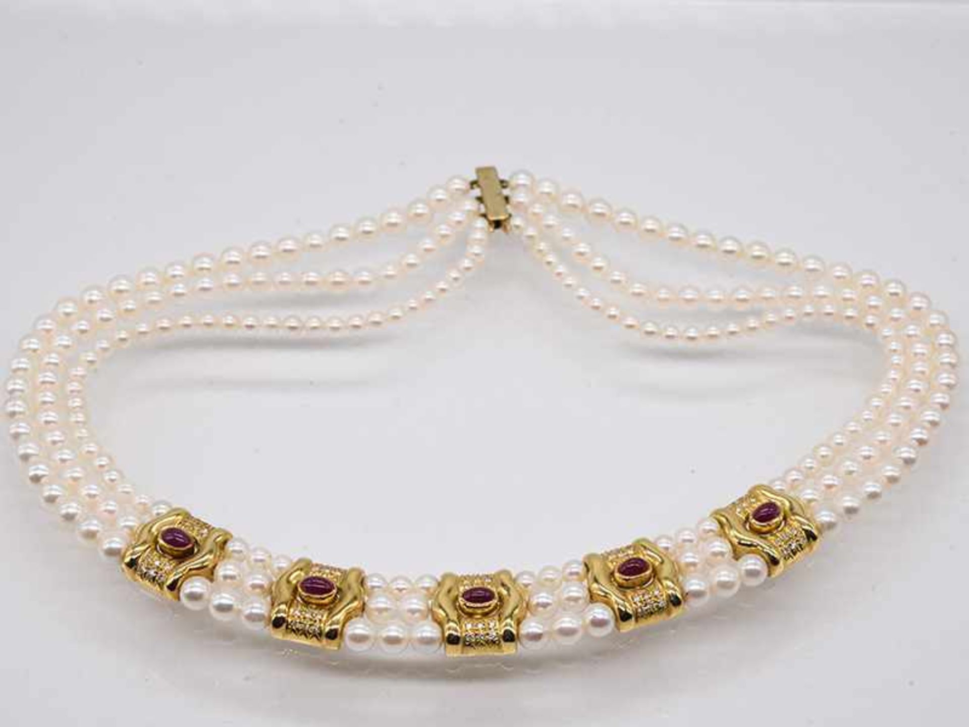 3 reihige Akoya-Perlenkette mit goldenen Zwischenelementen, Rubin-Cabochons, ca. 2,5 ct und 60