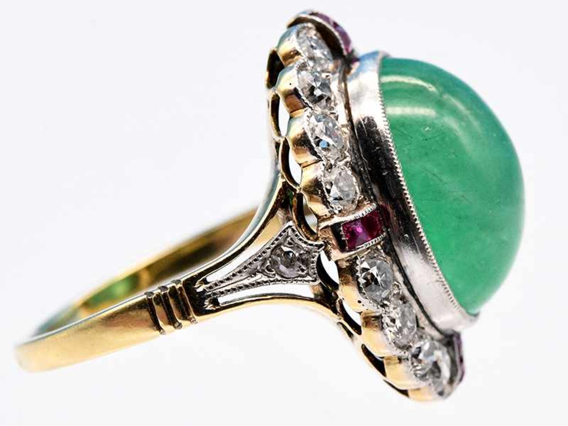 Ring mit Smaragd-Cabochon, 8 kleinen Rubin-Carrees und 18 Altschliff-Diamanten, zusammen ca.0,9 - Image 2 of 5