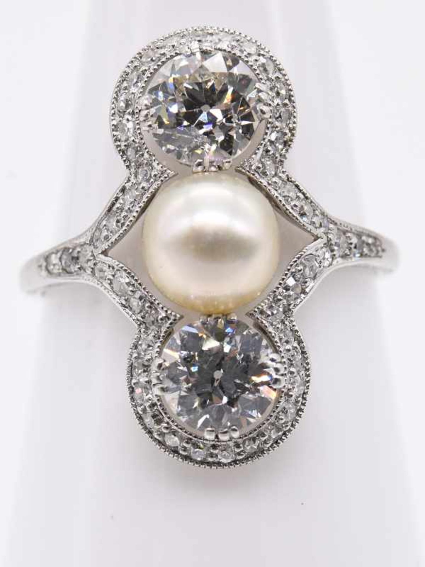 Ring mit Orientperle und 2 Altschliff-Diamanten, zusammen ca. 1,60 ct, um 1910. - Bild 5 aus 5
