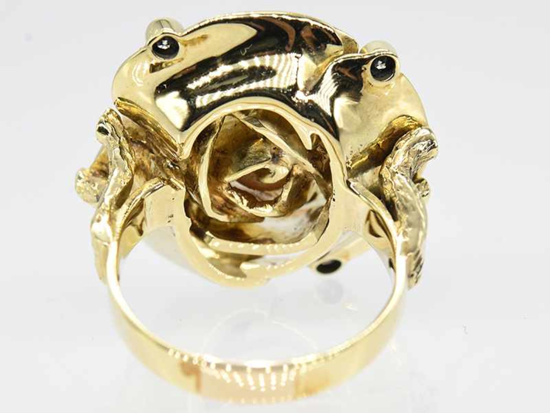 Ring mit Koralle und 7 Brillanten, zusammen ca. 0,2 ct, Goldschmiedearbeit, 90-er Jahre. - Bild 4 aus 6