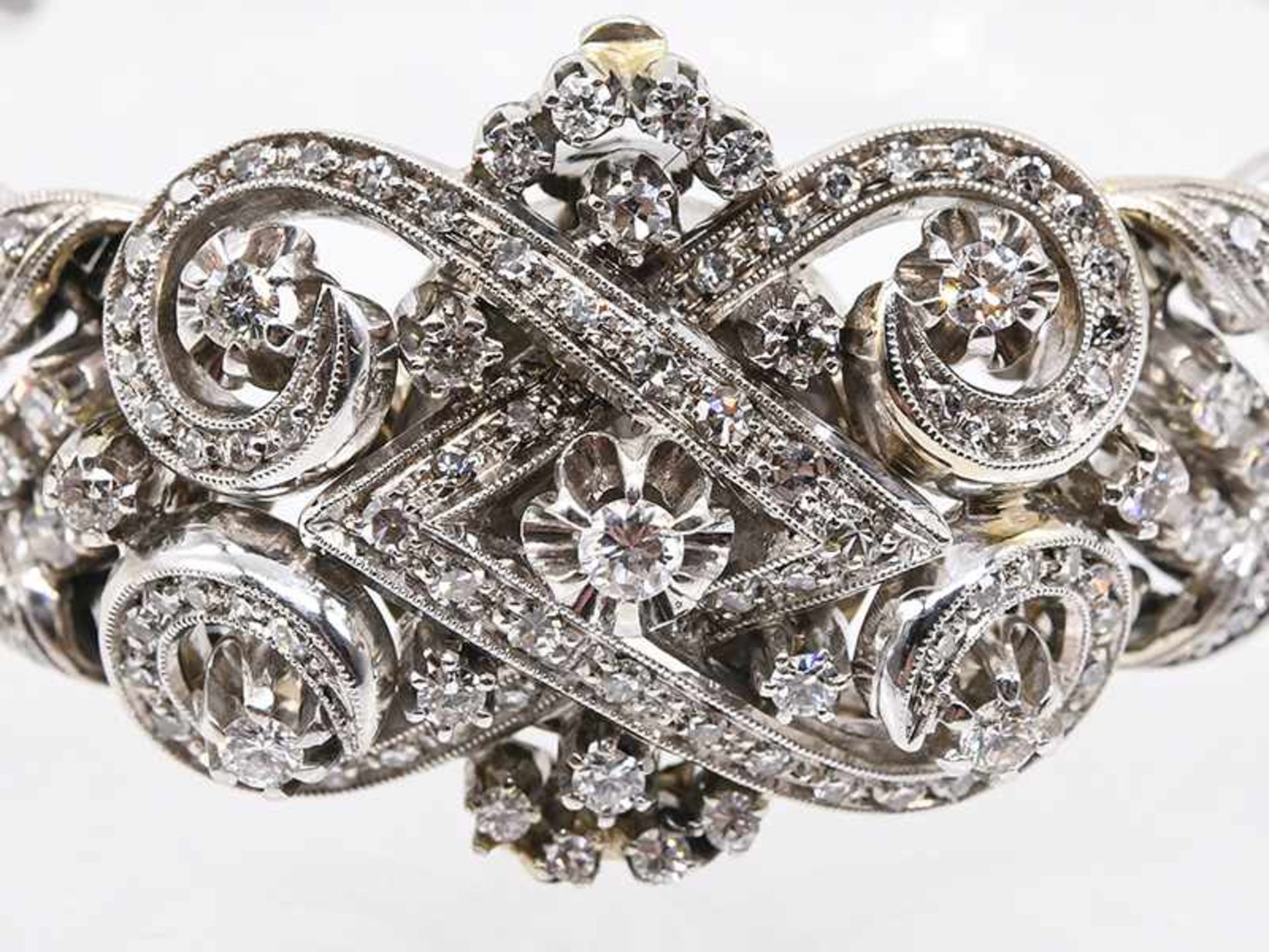 Prunkvolle Schmuckuhr mit ca. 216 Brillanten/ Diamanten, zusammen ca. 1,35 ct, Juweliersarbeit, 80- - Image 2 of 8