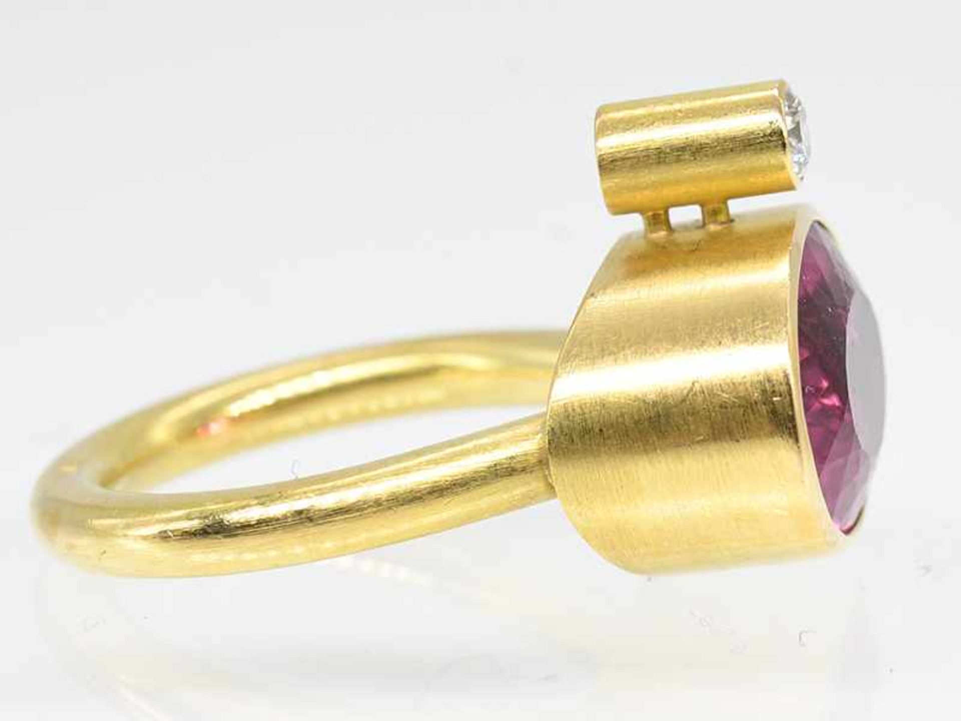 Massiver Ring mit pinkfarbenem Turmalin und Brillant ca. 0,10 ct, Goldschmiedearbeit von Ingo Rieck, - Bild 2 aus 5