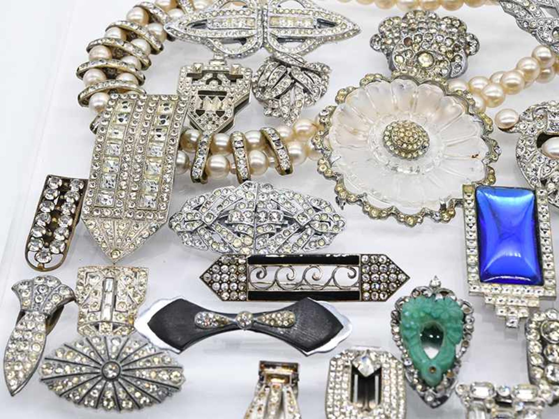 25 verschiedener Modeschmuck, meist Broschen und Clips,mit reichhaltigem Similiesteinbesatz, z.T. - Bild 2 aus 4