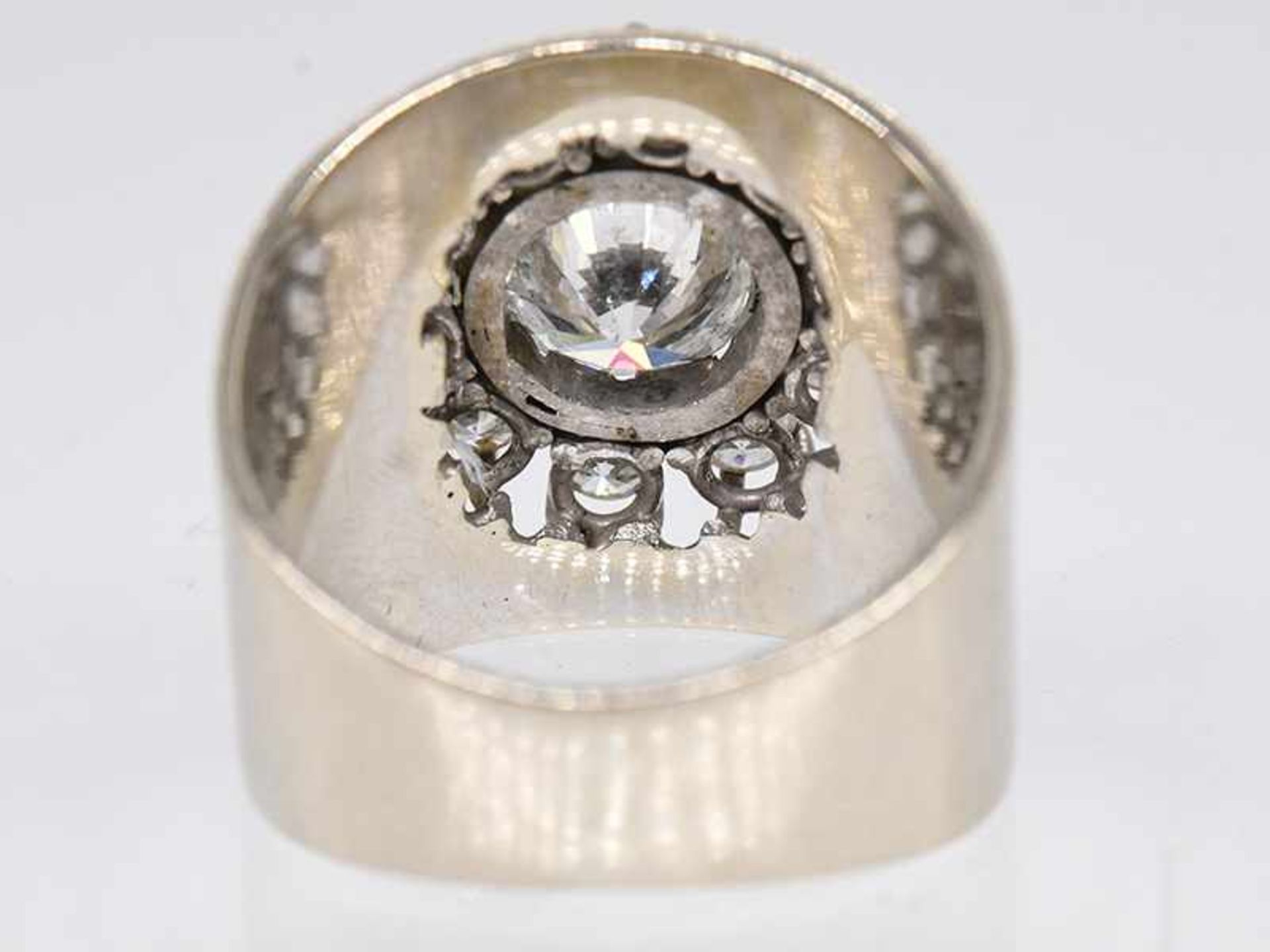 Bandring mit 11 Brillanten, zusammen ca. 2 ct, 80-er Jahre. - Bild 4 aus 6