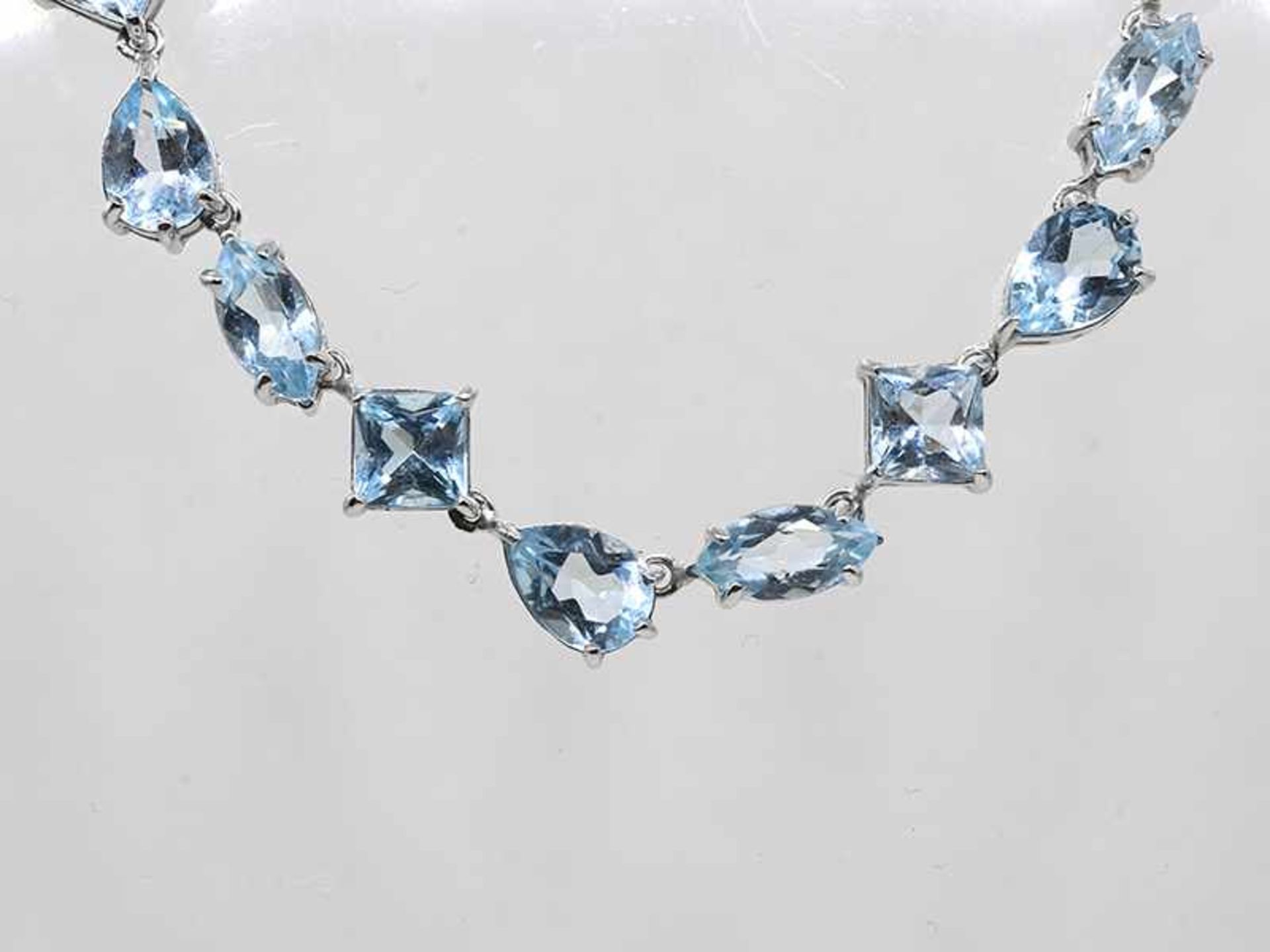 Collier mit Aquamarinen in verschiedenen Schliffformen, zusammen ca. 20 ct, Juwelier Stern, 21. - Image 3 of 3