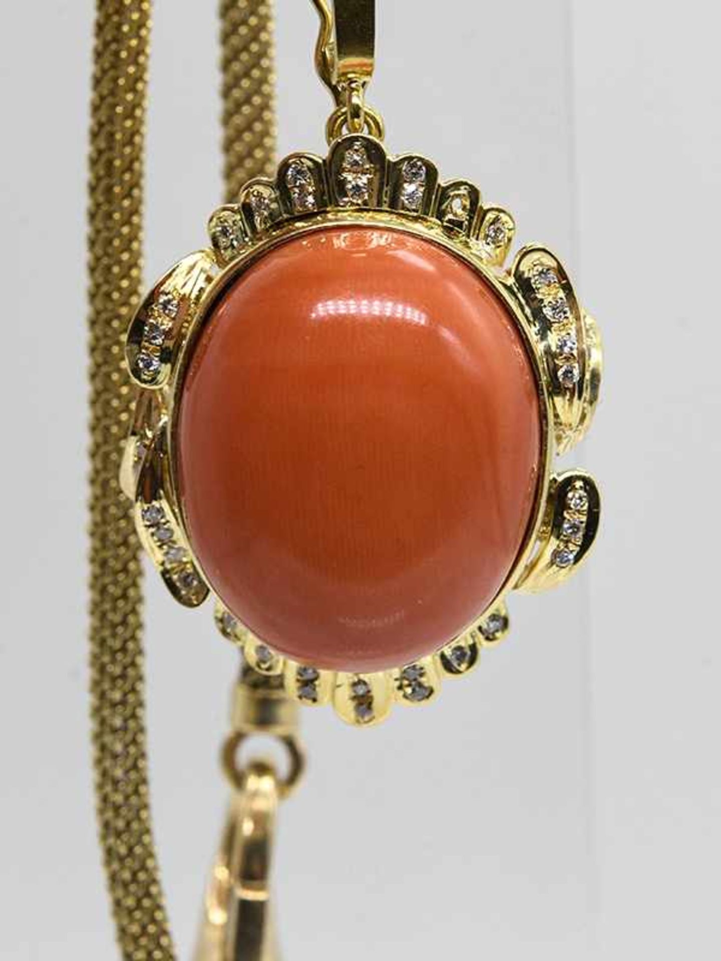 Anhänger mit Korallen-Cabochon und 39 Diamanten, zusammen ca. 0,2 ct, Schlangencollier, 20. Jh. < - Image 11 of 11