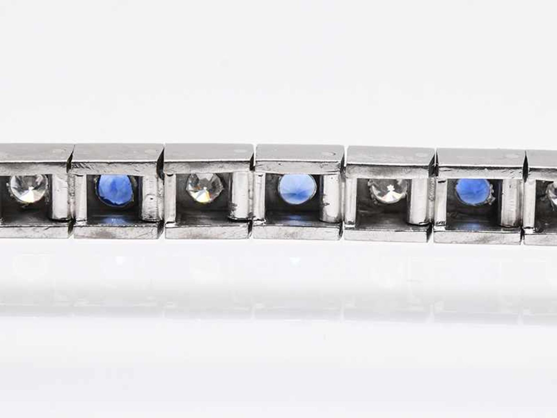 Streifenarmband mit 19 Saphiren, zusammen ca. 2 ct und 19 Brillanten, zusammen ca. 1,9 ct, 80-er - Image 4 of 5