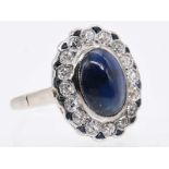 Ring mit Saphir-Cabochon und 16 Altschliff-Diamanten, zusammen ca. 0,5 ct, Art Déco. <