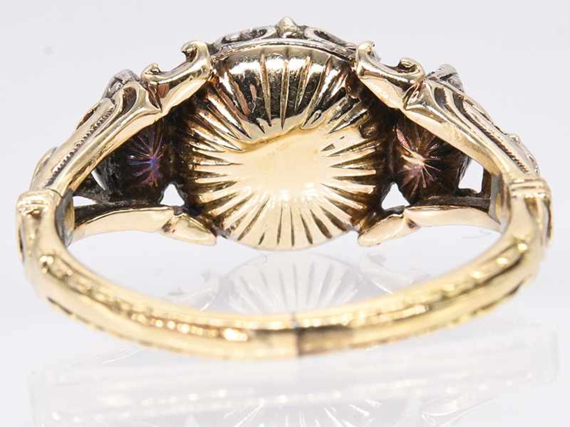 Antiker Ring mit Diamantrose ca. 1,8 und 2 Diamant-Navettes, zusammen ca. 0,2 ct, um 1800. - Bild 5 aus 5