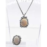 Ring und Brosche mit feinen Opal-Cabochons und Brillanten / Diamanten-Navettes, zusammen ca. 4,5 ct,