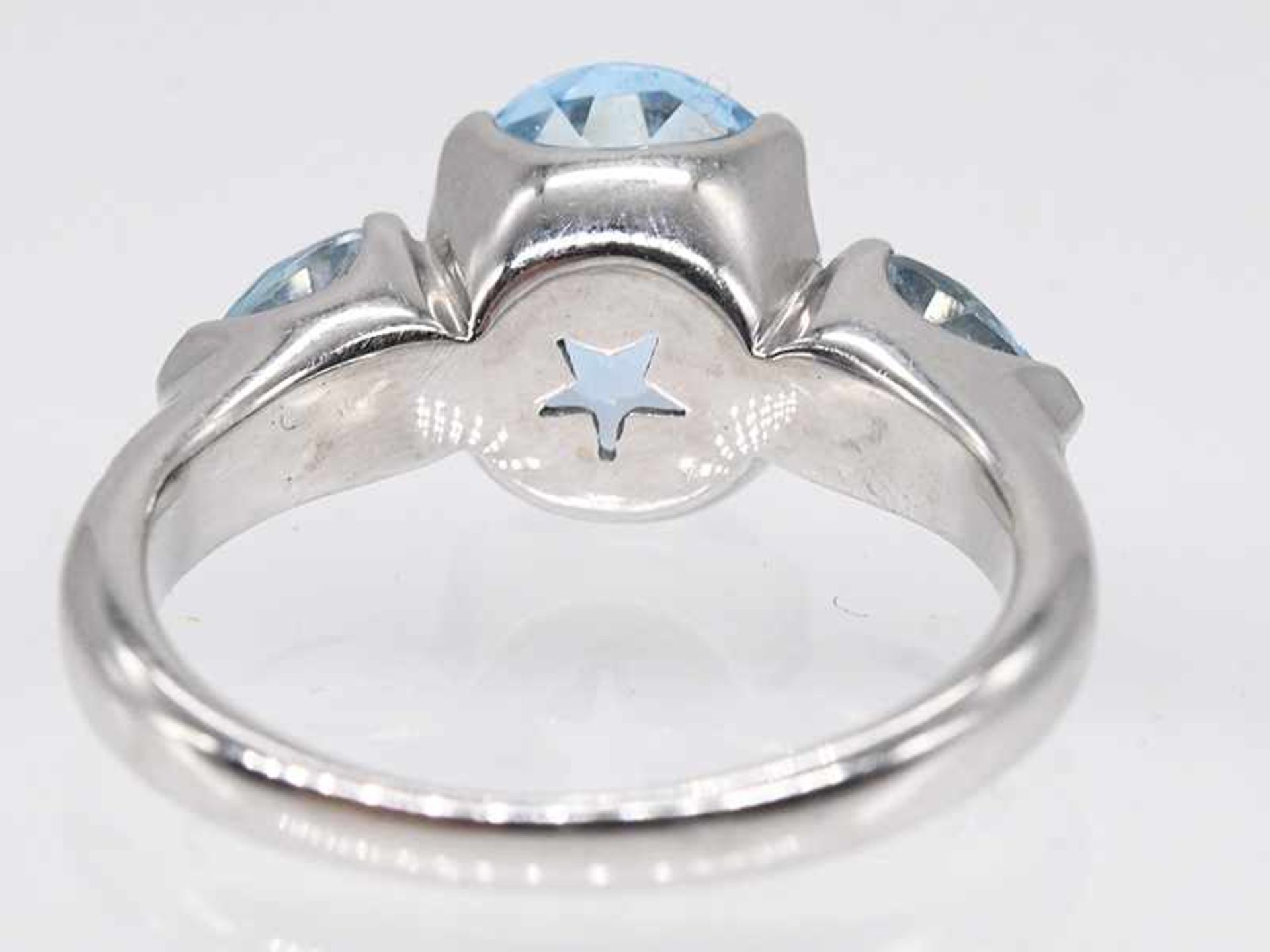 Ring mit 3 Aquamarinen, zusammen ca. 3 ct, von Juwelier Stern, 20. Jh. - Image 4 of 4