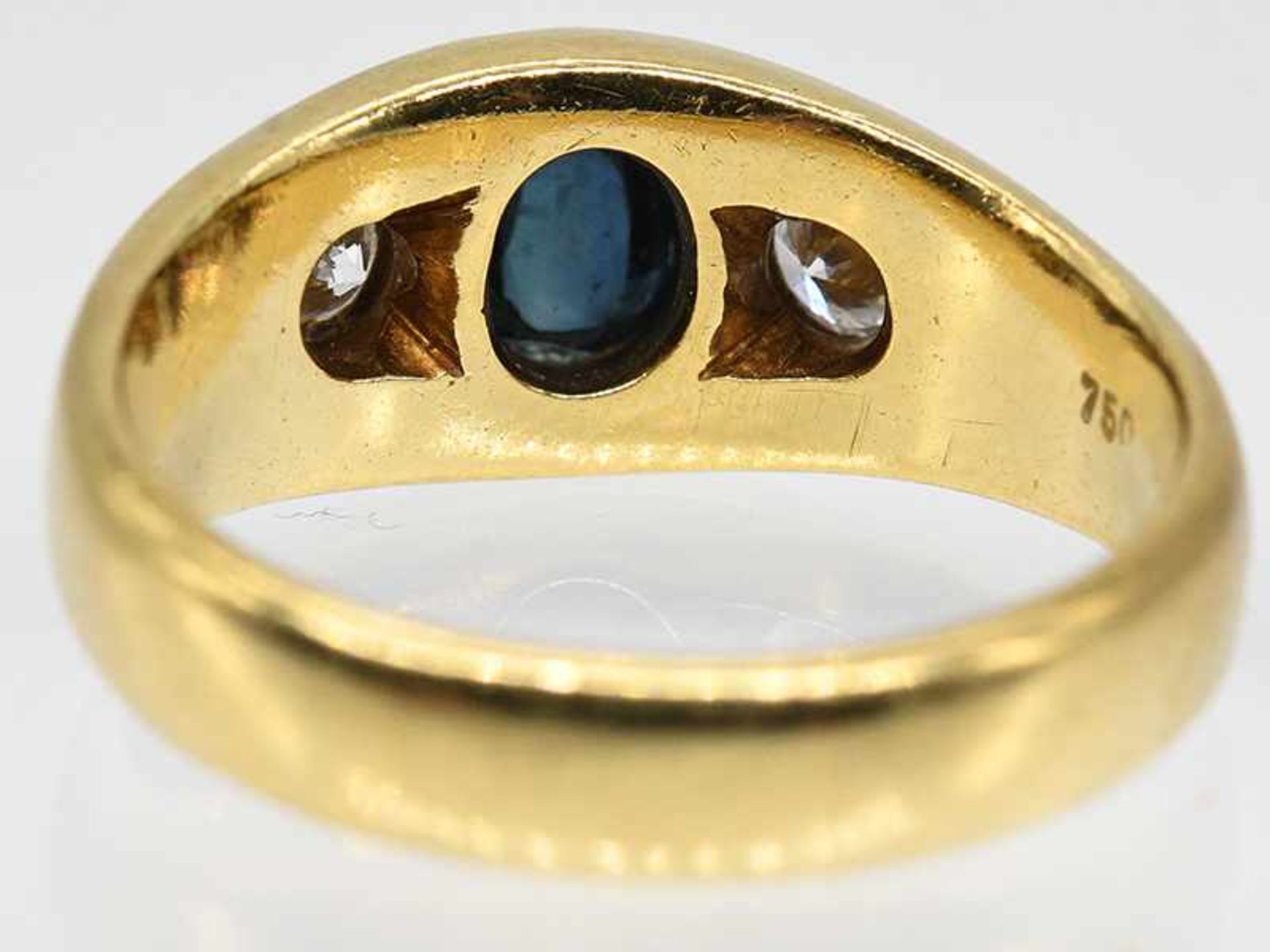 Bandring mit Saphir-Cabochon und 2 Brillanten, zusammen ca. 0,65 ct, 80-er Jahre. - Image 4 of 5