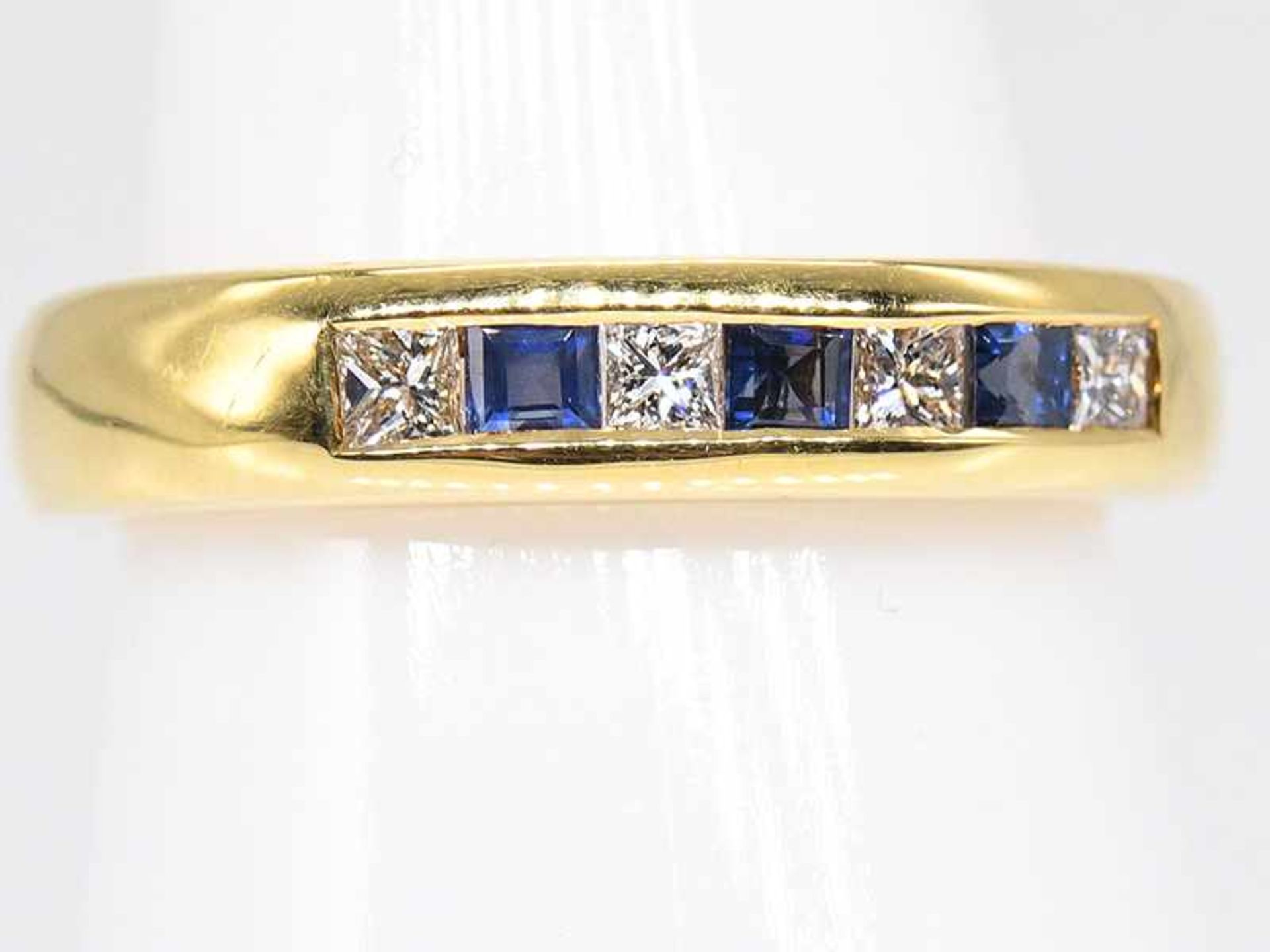 Schmaler Bandring mit 3 Saphir-Carrées und 4 Diamant-Carrées, zusammen ca. 0,35 ct, 21. Jh. <b