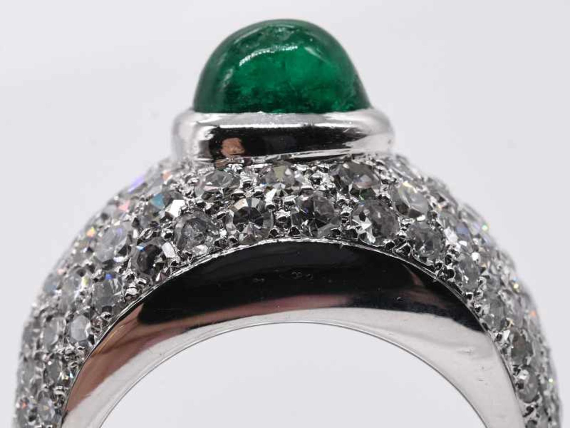 Bandring mit Smaragd-Cabochon ca. 1,5 ct und Achtkant-Diamanten, zusammen ca. 2 ct, 80-er Jahre. - Bild 5 aus 8