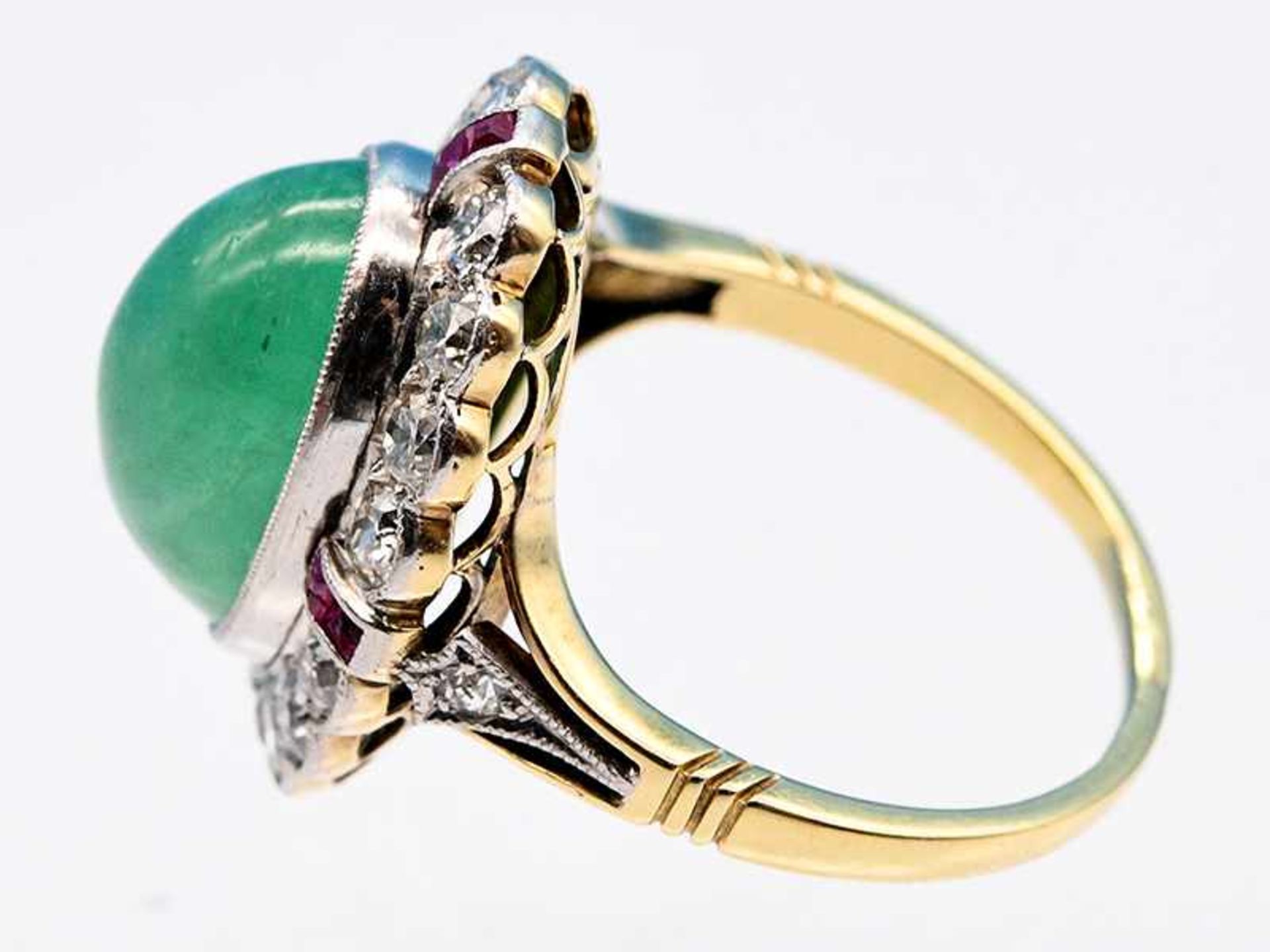 Ring mit Smaragd-Cabochon, 8 kleinen Rubin-Carrees und 18 Altschliff-Diamanten, zusammen ca.0,9 - Image 4 of 5