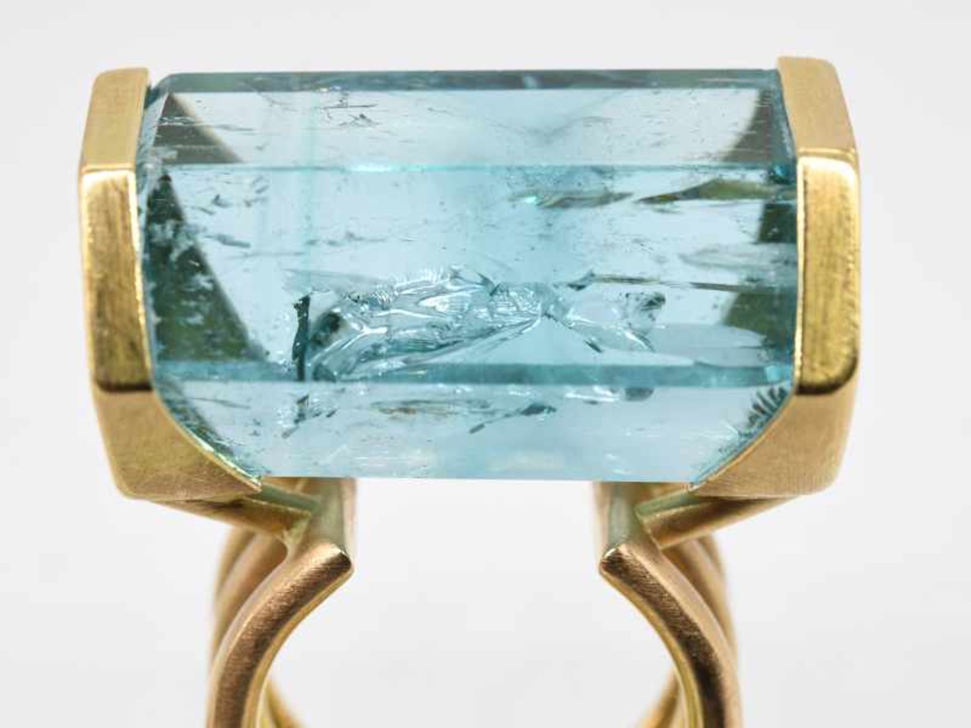 Massiver Ring mit Aquamarin, moderne Goldschmiedearbeit von Ingo Rieck, 20. Jh.