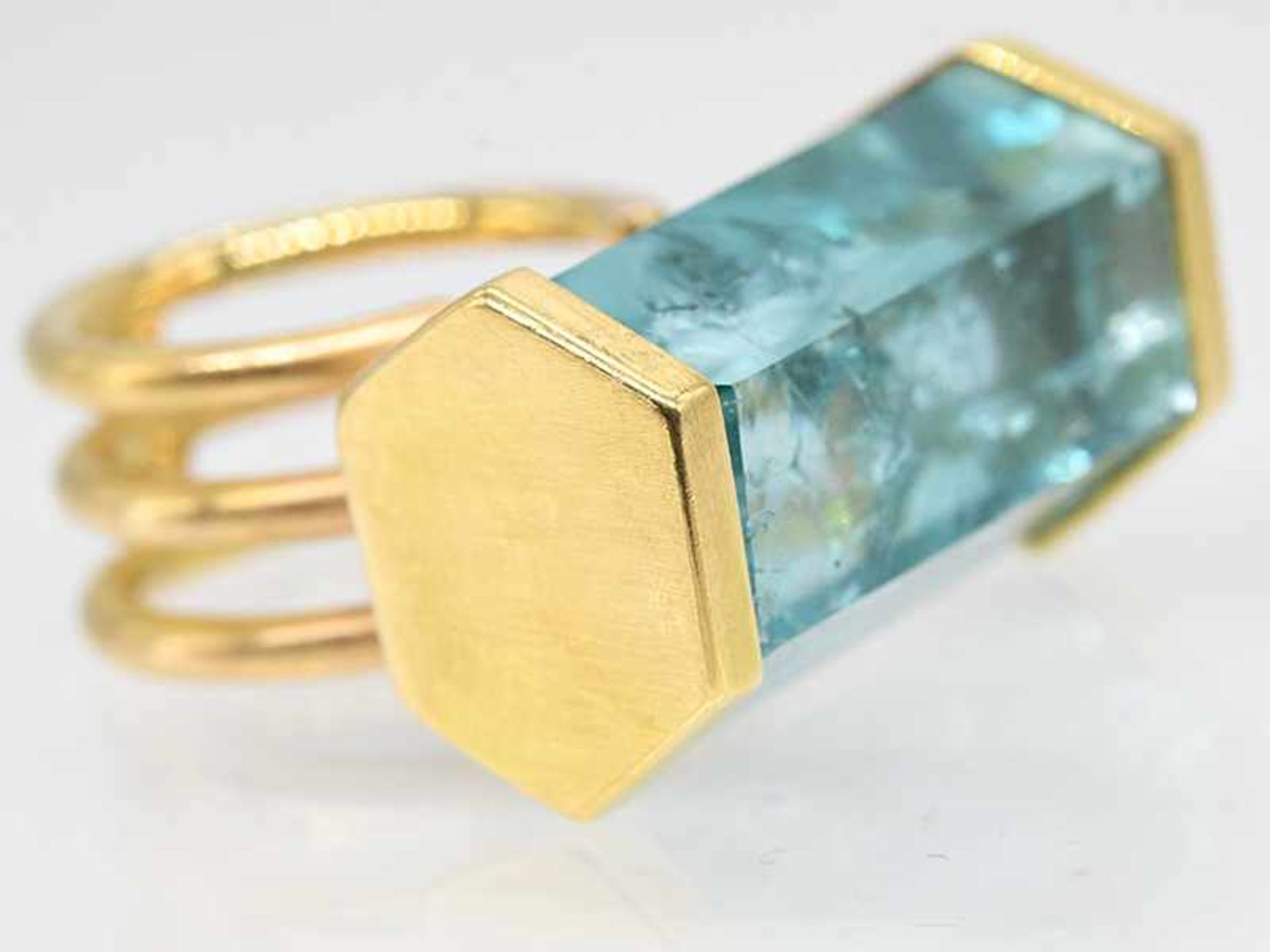 Massiver Ring mit Aquamarin, moderne Goldschmiedearbeit von Ingo Rieck, 20. Jh. - Bild 2 aus 5