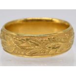 Breiter, massiver Ring mit zisiliertem Dekor, Goldschmiedearbeit, 20. Jh.